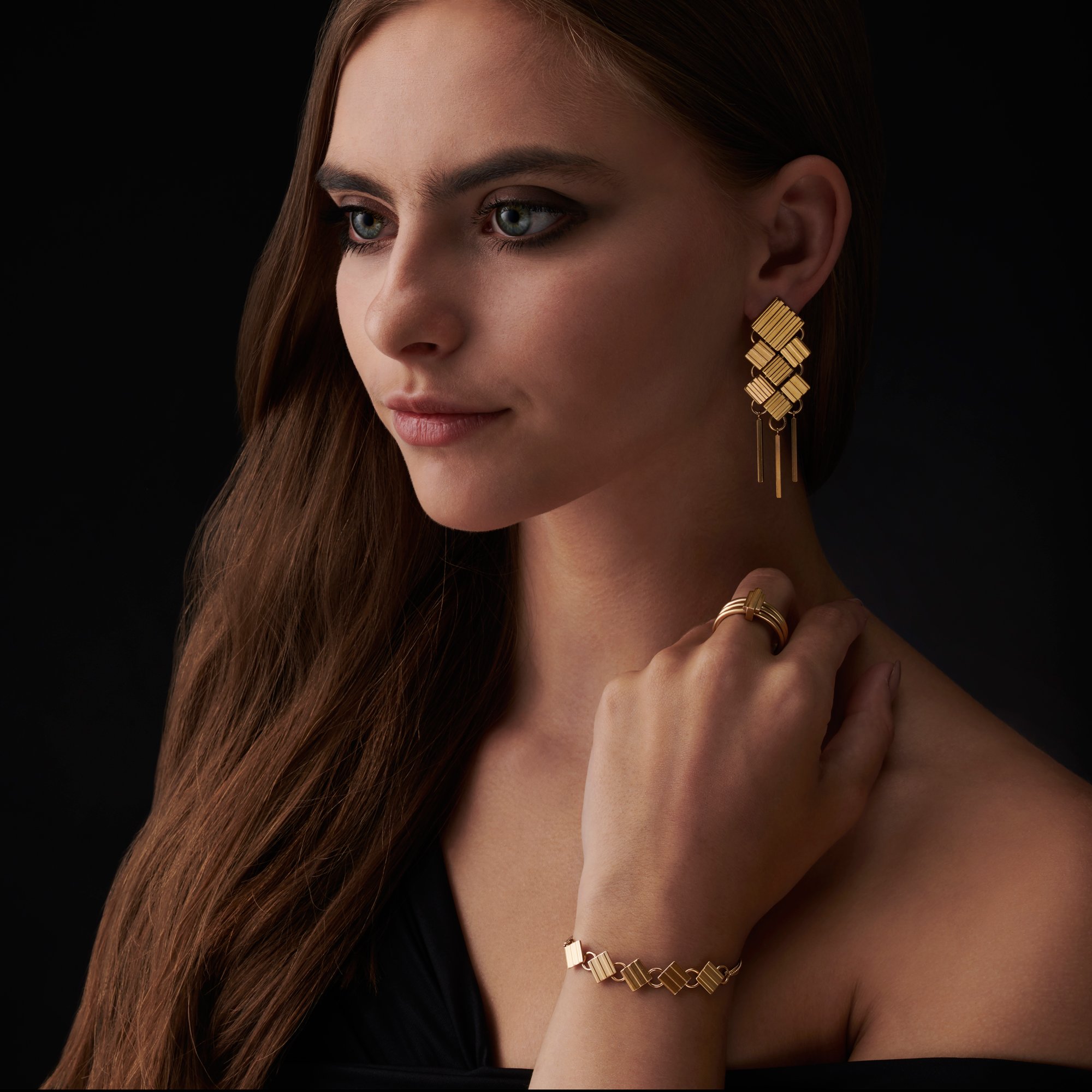 Cara-Model_22-square.jpg