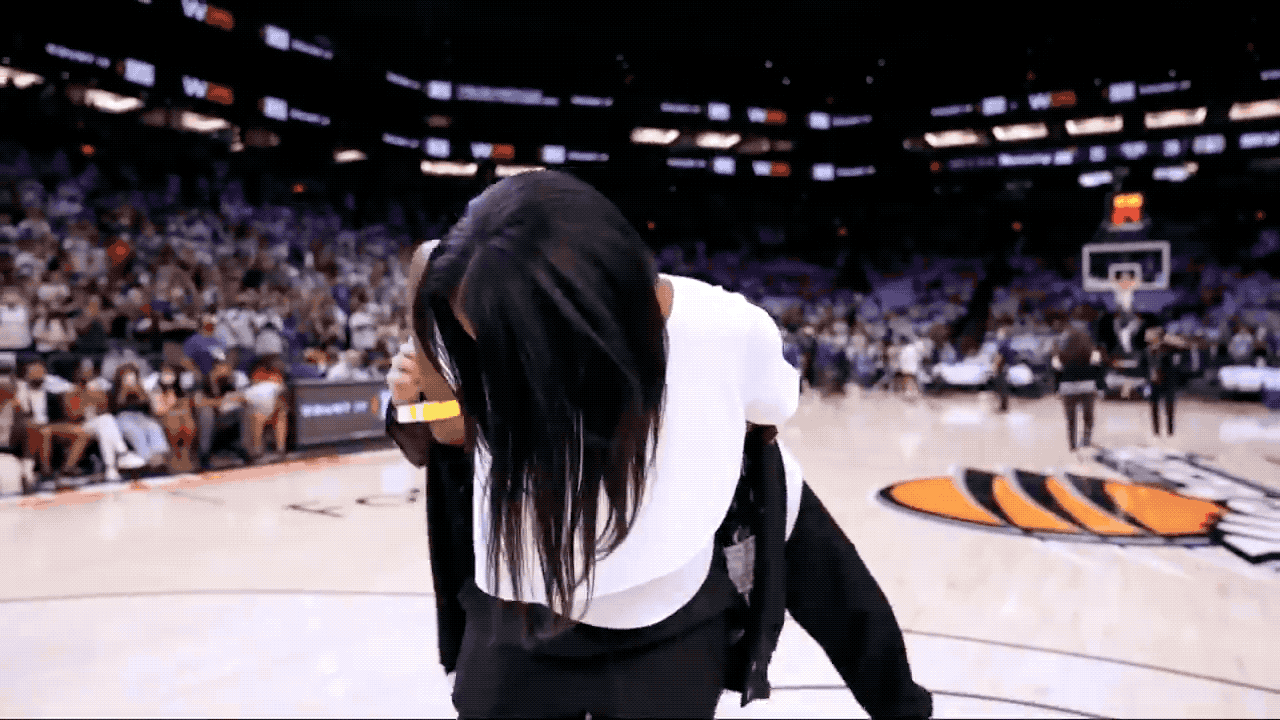 WNBA-JACKET-HANDLE.2023-08-25-18_42_25.gif