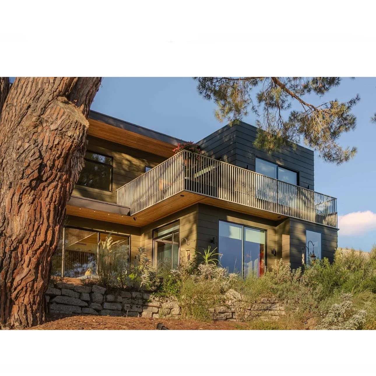 West Ave 33 completed early 2025.
New 2-story residence in Mount Washington.
Architect @karabachian 
Interiors @hannahshowalterdesign 
Photo Anthony Stoffella