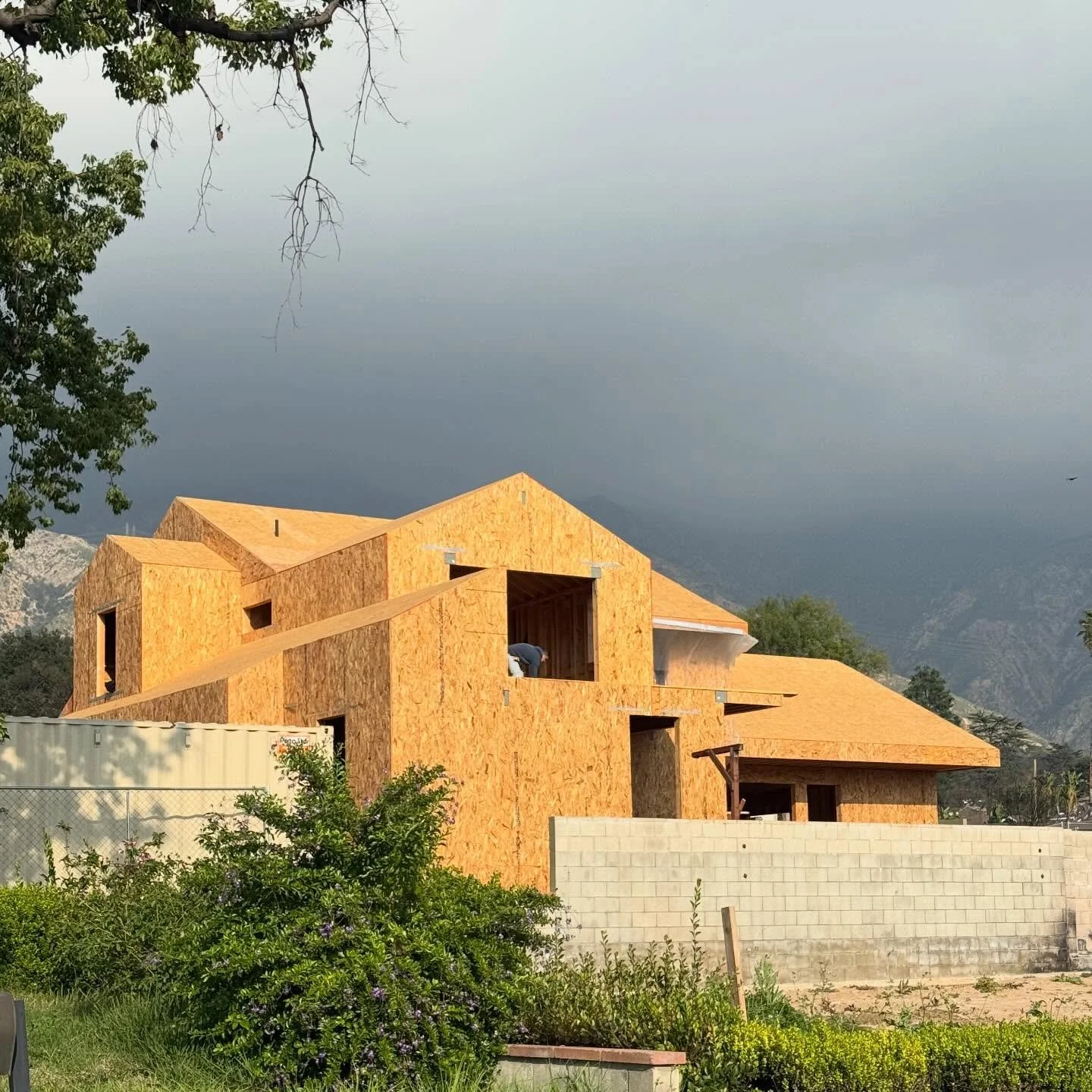 Altadena rebuild on Ewing Avenue.
Architect @karabachian 
Builder @abremgc