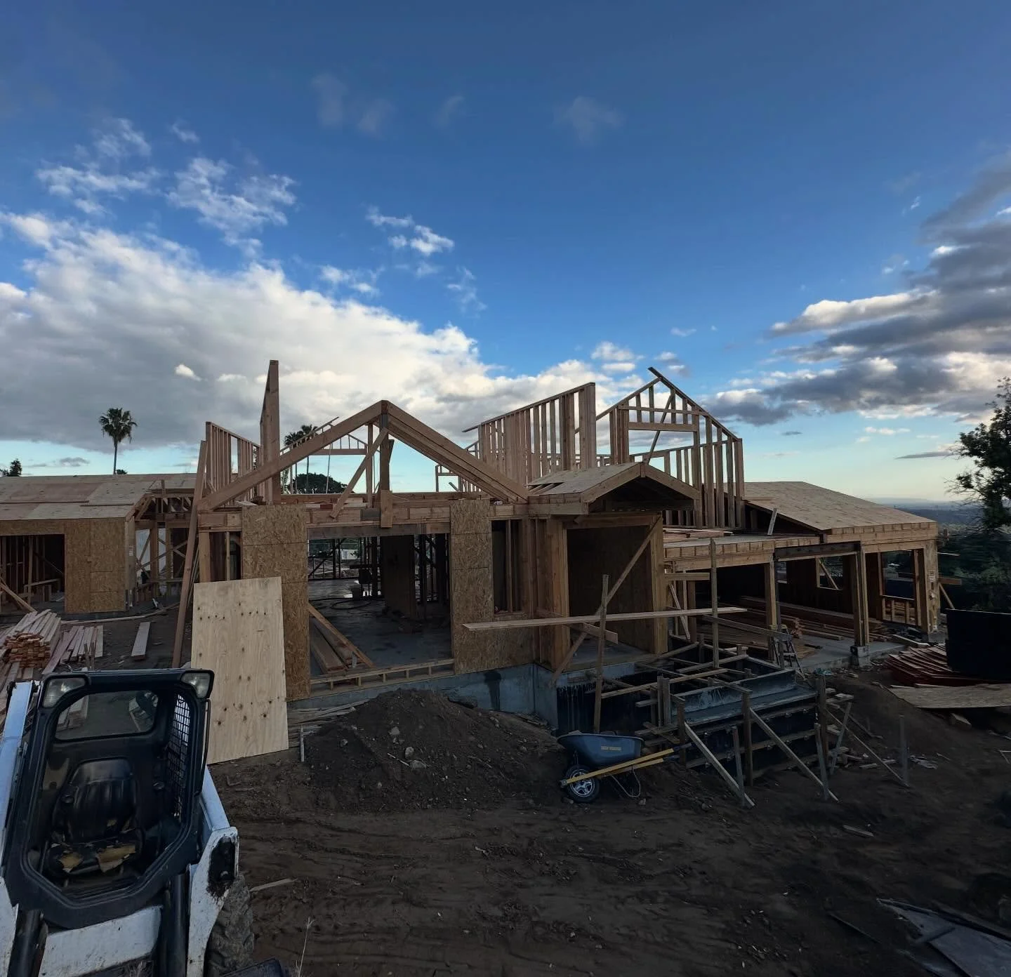 Loma Alta Dr in Altadena, topping off. 
Builder @balekjian_bros 
Photo @jackmeh @sophie.meht