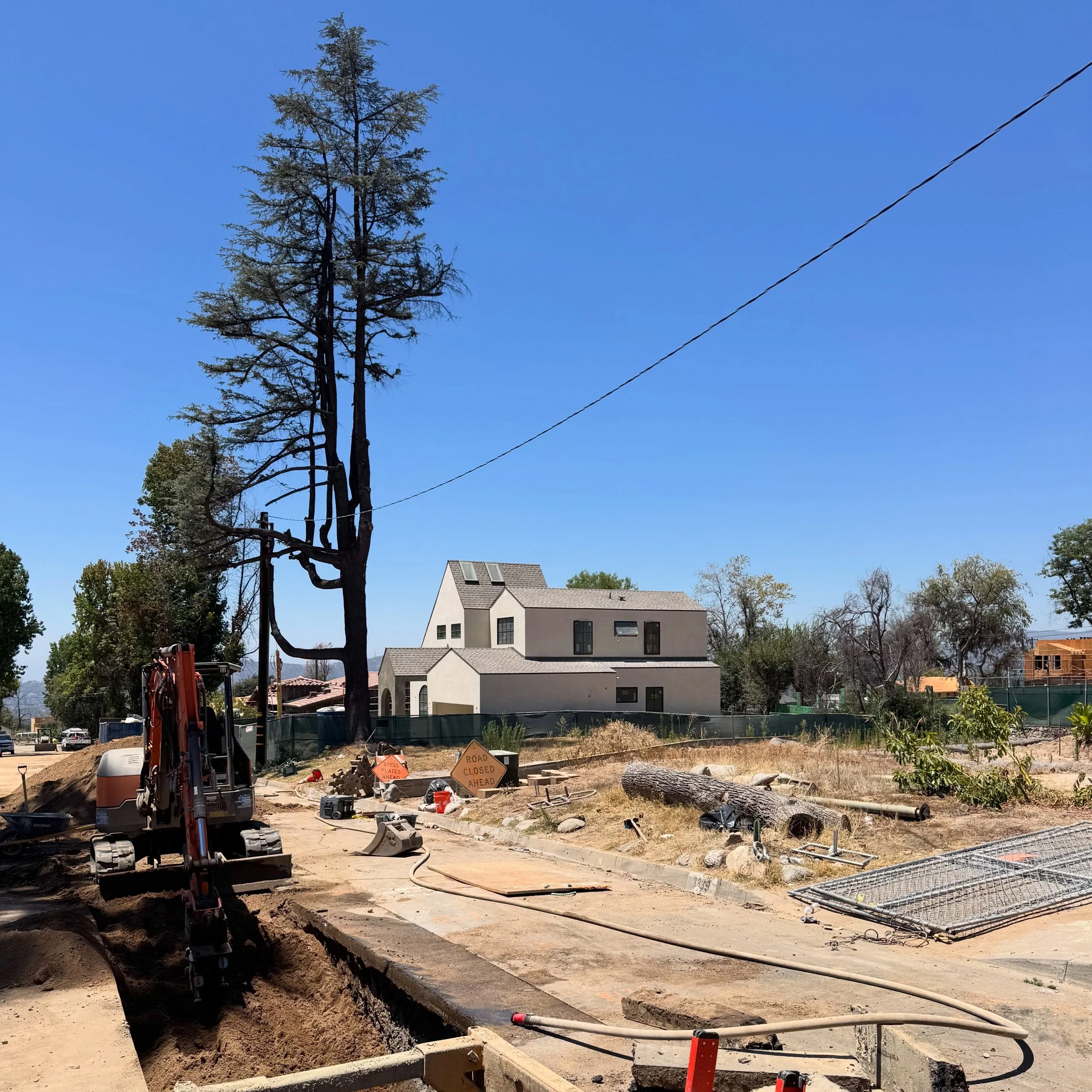 Alicia #1 under construction in Altadena. 
Architect #karabachian 
Builder @rmbuildersca