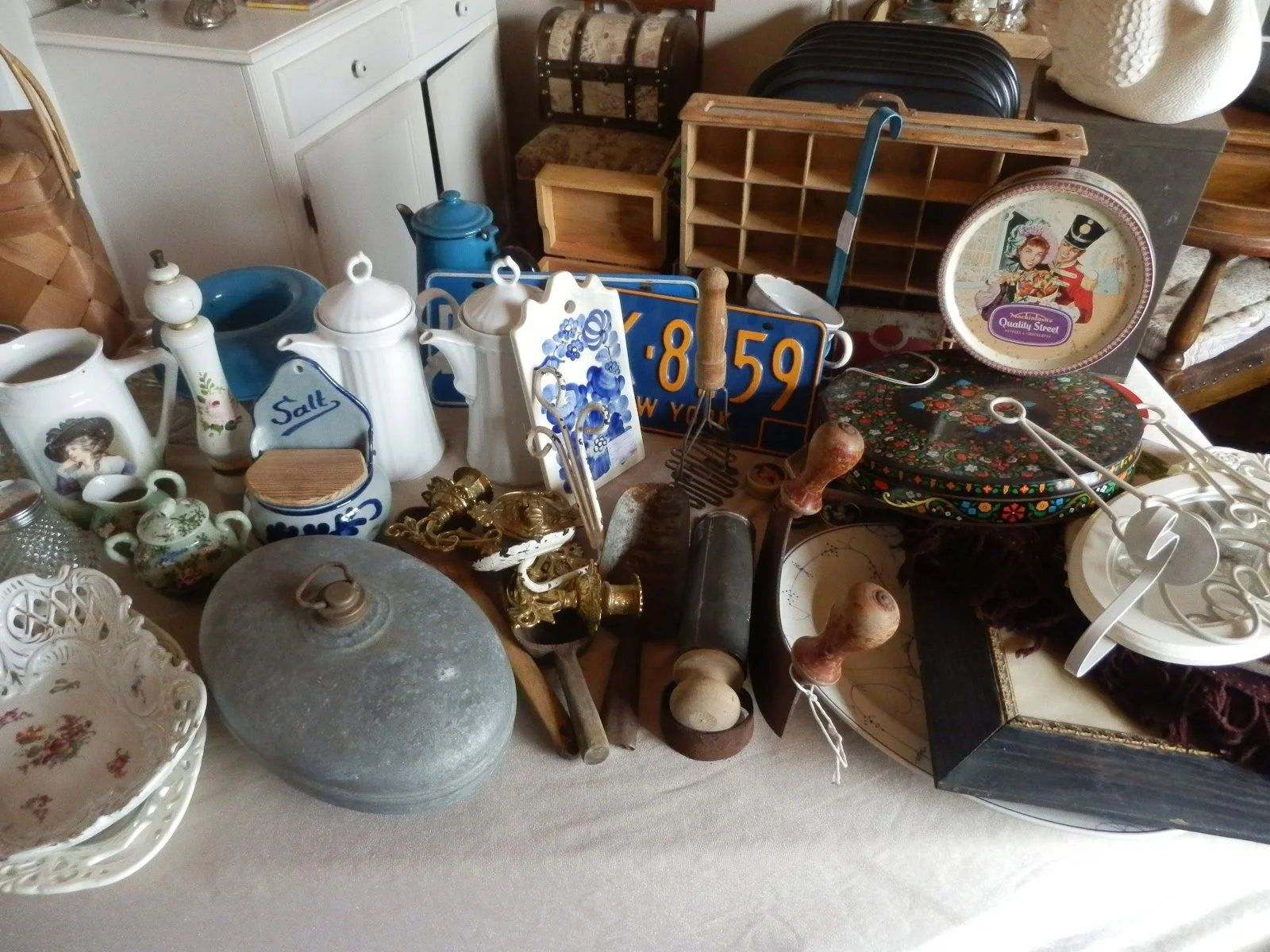 Loppemarked, iskold saftevand, kaffe og kage i centrum af Klitmøller