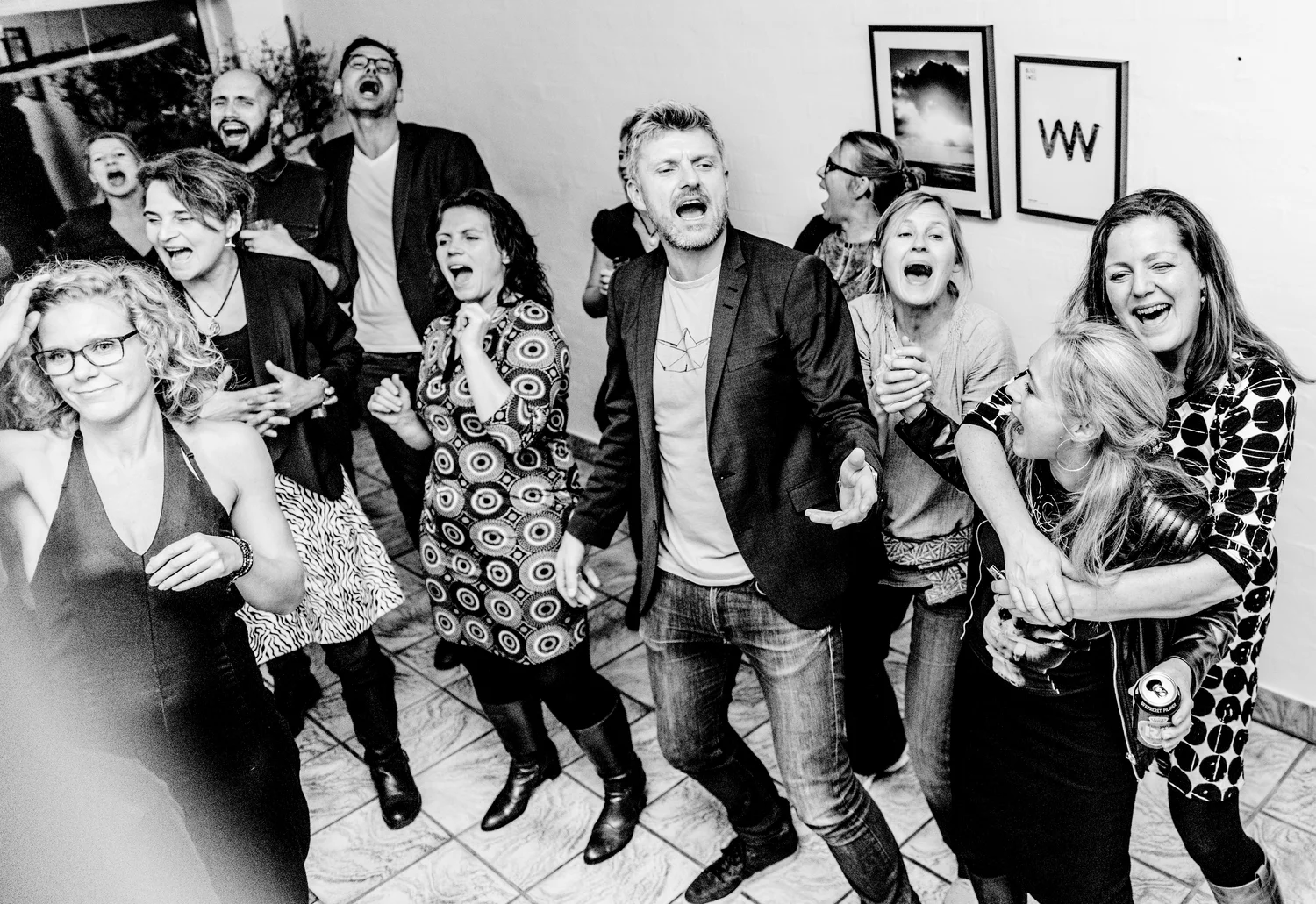 Sing along during the legendary Cowork Klitmøller Christmas party (2015). Starting left, in the foreground, Anna Thorsager; behind her (right), Anne Werner; behind her (left), Benthe Boesen; to her right, Troels Schwarz; on his right, Tommy Røsholt;…