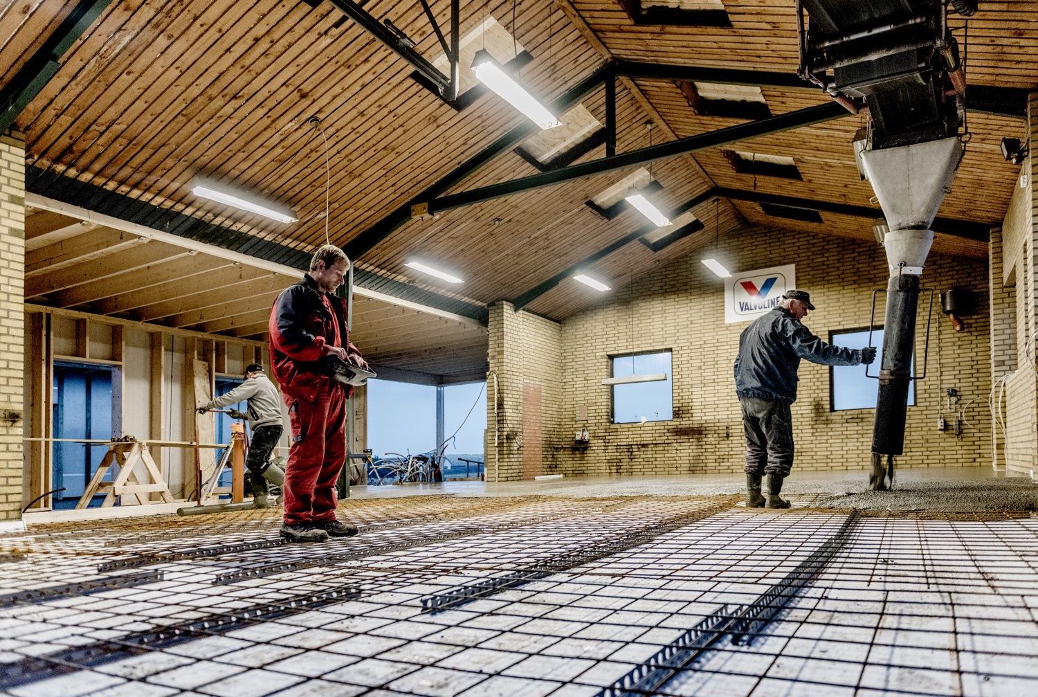 Concreting-the-new-floor-in-the-garage_Ørhagevej-84.jpg