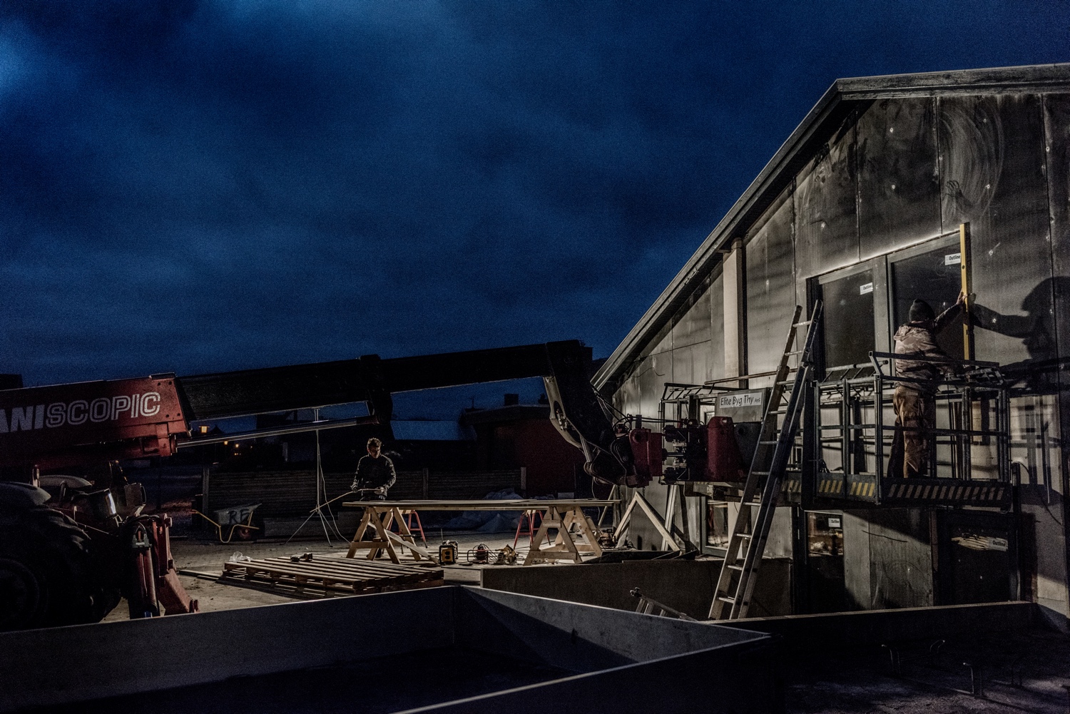 Late-night-setting-up-facade-panels_Ørhagevej-84.jpg