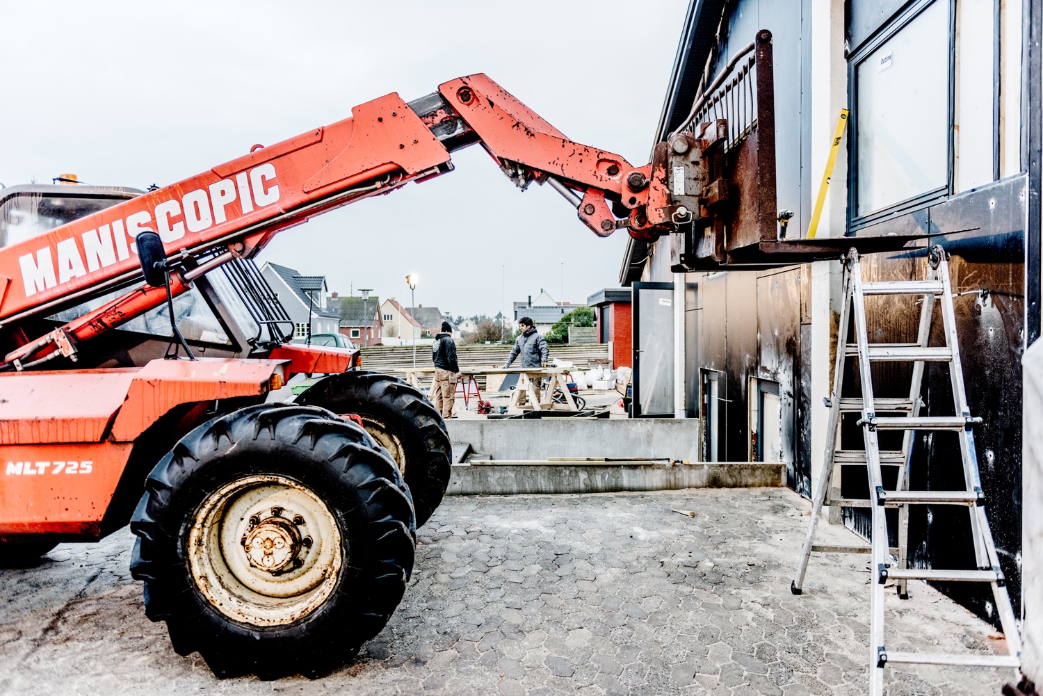 Cleaning-the-new-facade-panels_Ørhagevej-84.jpg