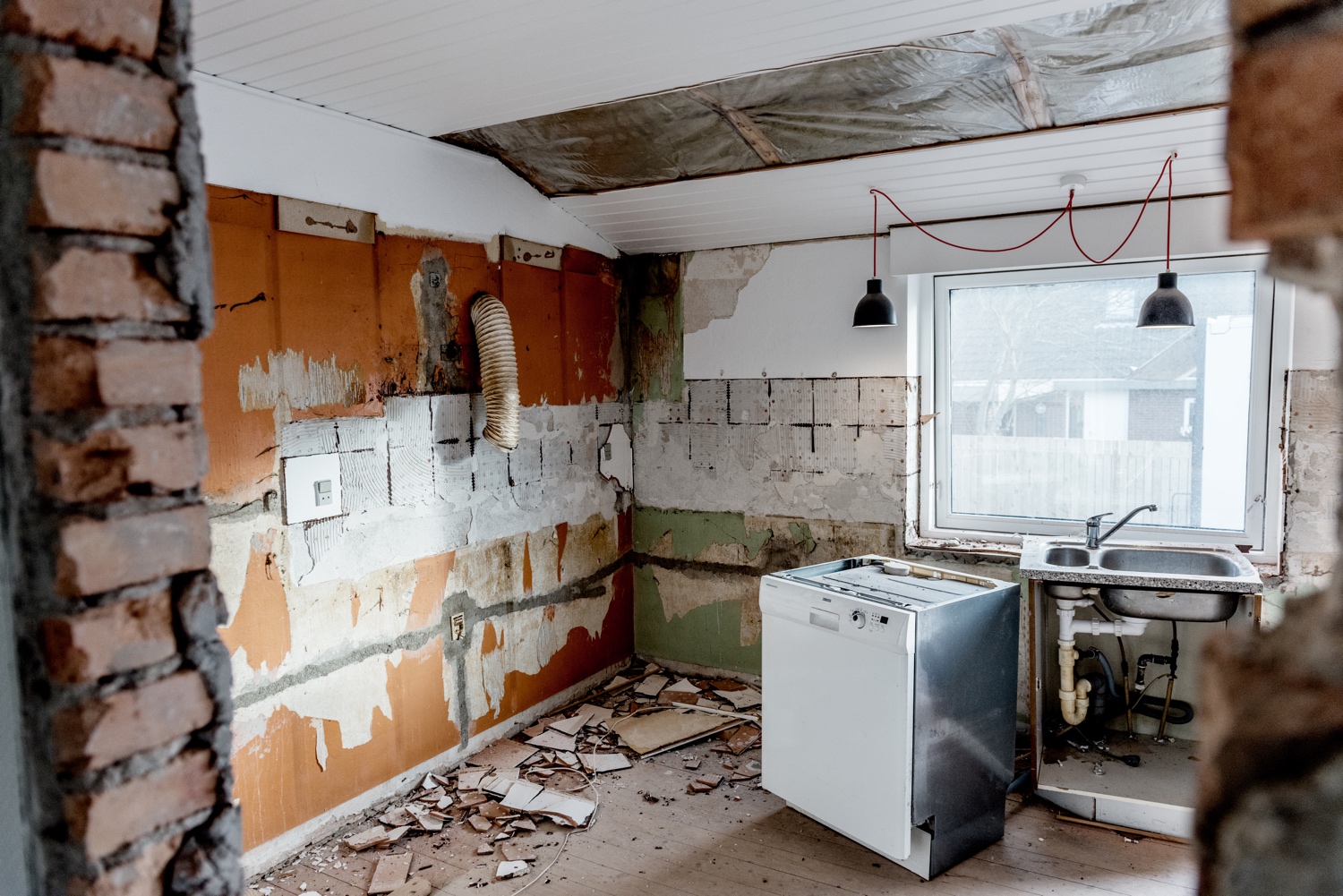 Stripping-the-old-kitchen_Ørhagevej-84.jpg