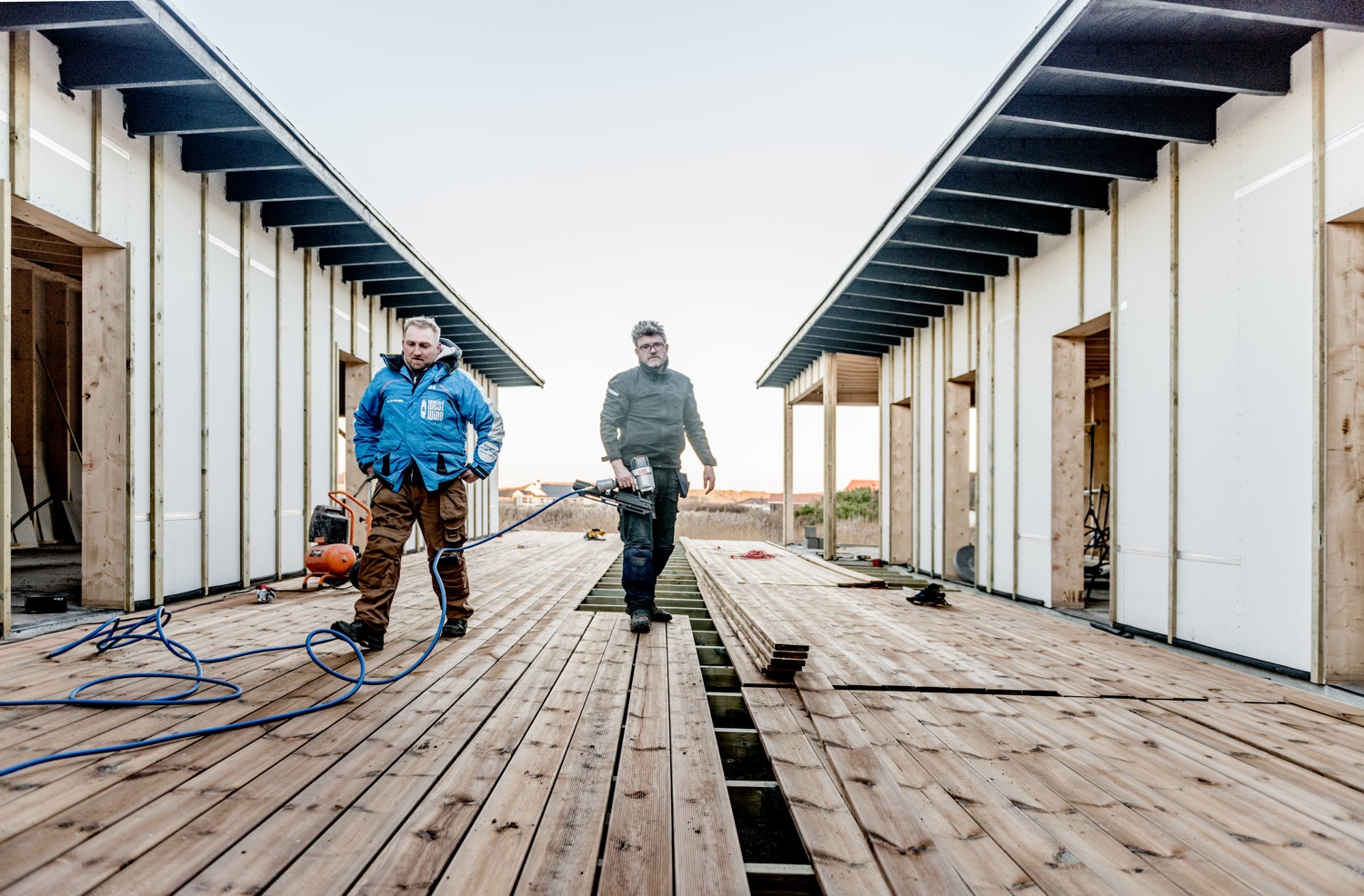 Fejerskov-and-Johnsen-decking-the-new-terrace_Ørhagevej-84.jpg