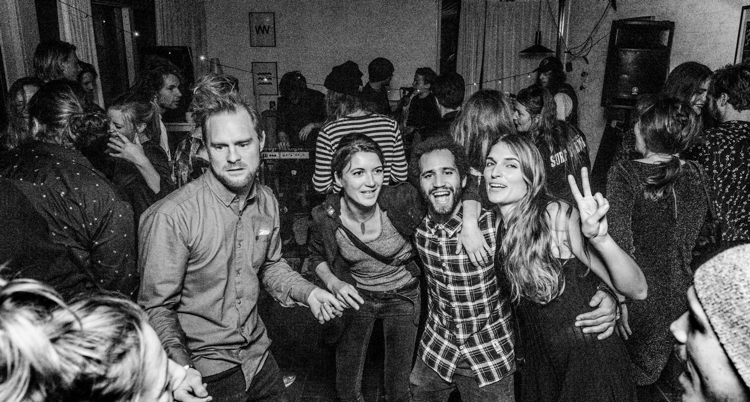 Det eneste billede, der blev til noget. Fra venstre: David, Tina, Victor og Søs + en masse andre - og yep, det ér Louise med mikrofonen i baggrunden, og så er der næsen i nederste venstre hjørne: Benthe Boesen (ingen julefest uden et billede af smukke Benthe). 