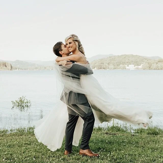 It's been a while since I've posted. so, let's kick it off with Jenny and Tim&rsquo;s amazing #lakesidewedding, it's on the blog today // link in bio ✨
&bull;
&bull;
&bull;
#wedding #weddingphotographer #destinationwedding #bride #groom #destinationw