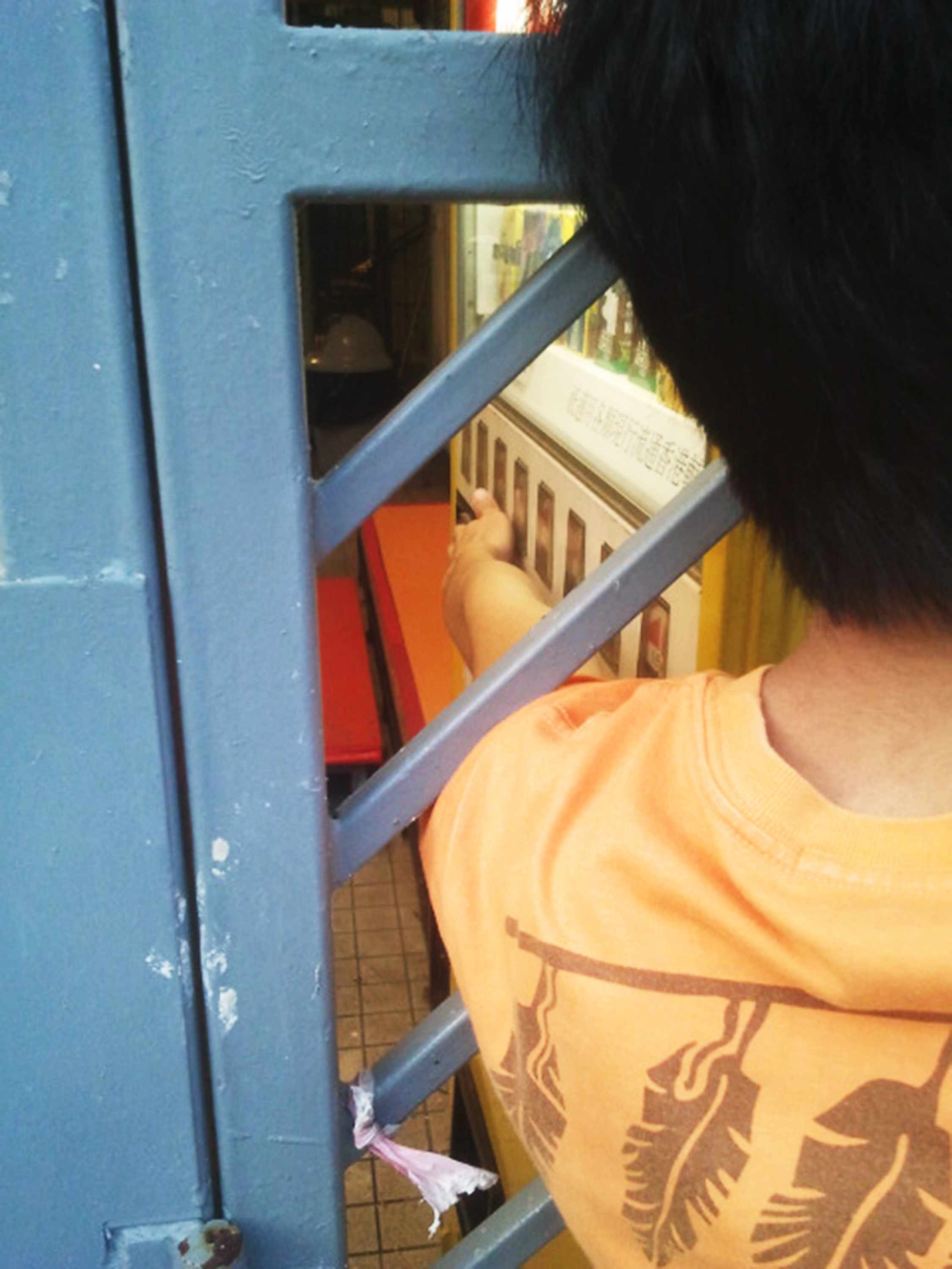 2. Oooops! I cannot reach it! 弊!...唔夠手長
