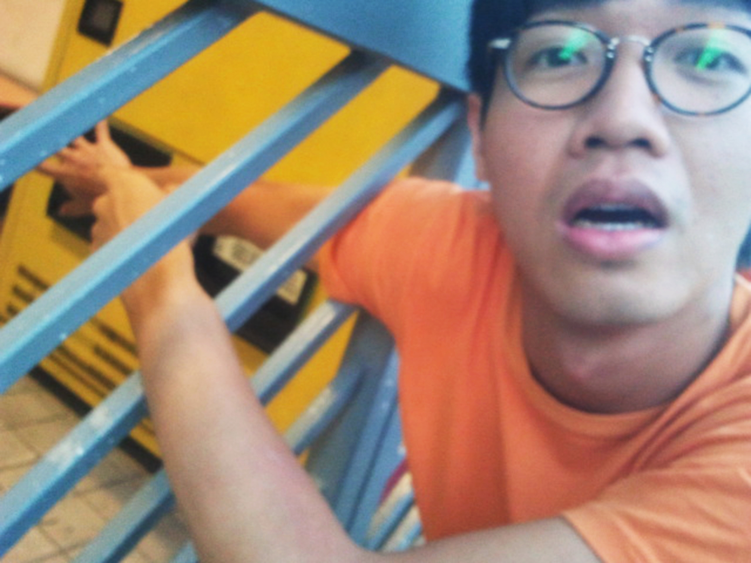 9. Shxt! Can’t reach it! See which lucky kid will get 2 packs of drinks by paying only $4...! X! 唔夠手長。唔知邊位小朋友咁好彩九月一用四蚊就買到兩包野飲呢??