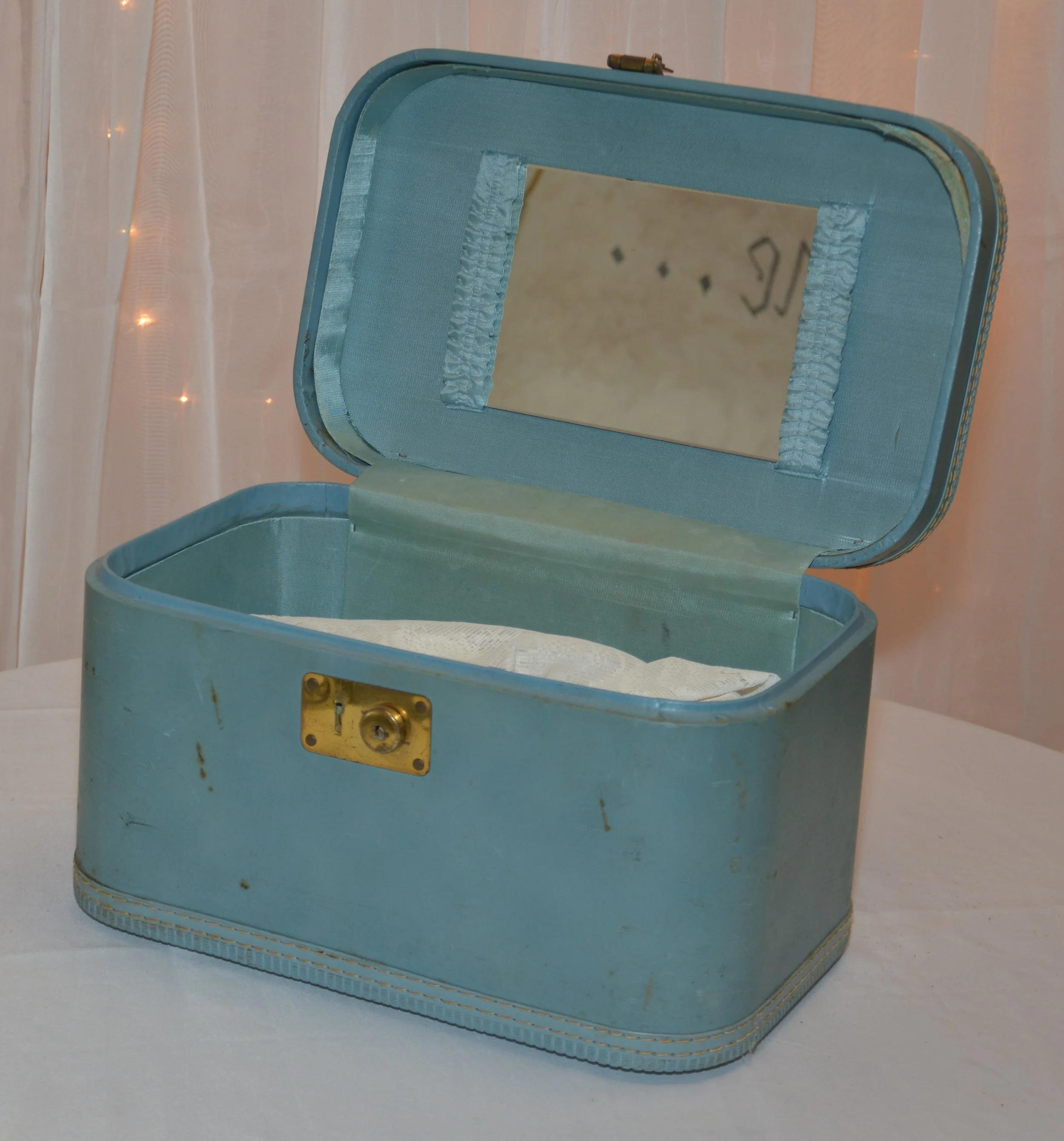 Blue Traincase.JPG
