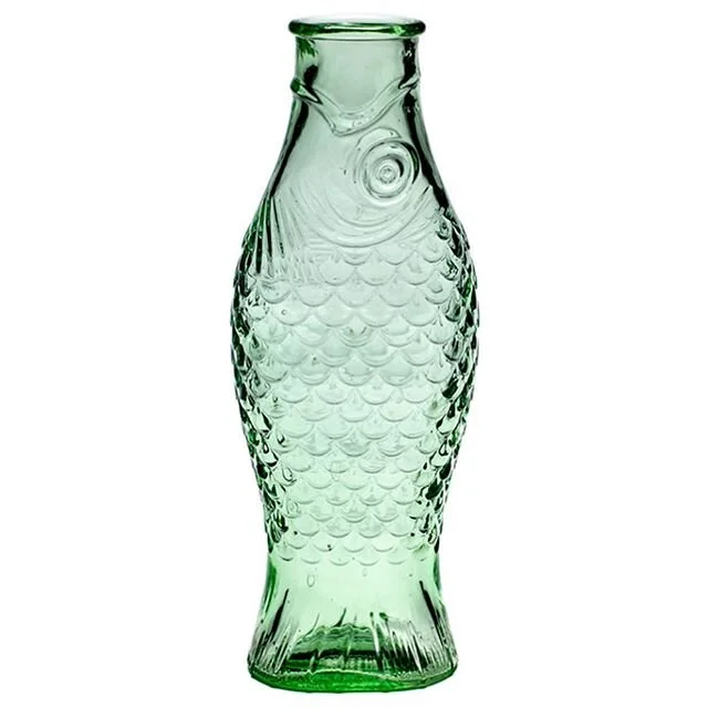 ...Fred der Fisch...
.
.
Wenn schon Fisch, dann richtig, das heisst inklusive Schuppen, Kiemen und ausladendem Maul... ob als Vase oder Wasserflasche... Fisch AHOI!
.
.
#butterbeidiefische #fischflasche 
#paolanavonedesign 
#herring #oderso 
#karaffe