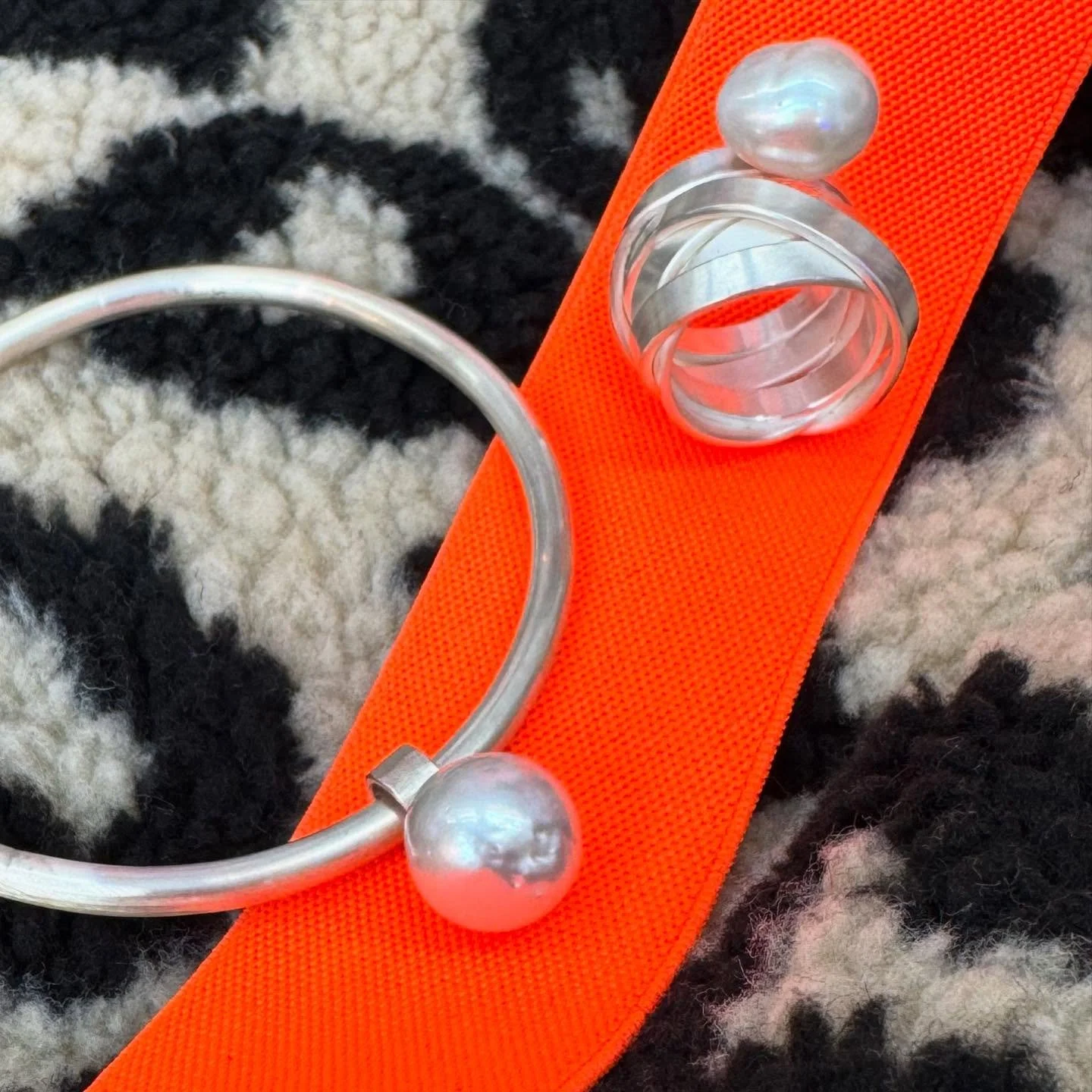 .
.
&bdquo;Jewelry is the most transformative thing you can wear.&ldquo;
&mdash;Iris Apfel
.
.
.
.
#handgeschm&uuml;ckt
#rettungsring 
#gnusch 
#armreif 
#ring
#perlen 
#weilh&uuml;bsch
#schm&uuml;ckdichhappy
#mitoderohne
#lassdichbeschenken
oder
#ka