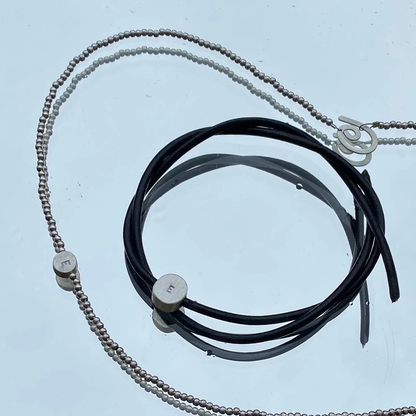 .
.
ICH MAG UNS ZWEI.
.
.
.
.
#ohrgeschm&uuml;ckt 
#weilh&uuml;bsch 
#schm&uuml;ckdichhappy 
#mitoderohne 
#lassdichbeschenken 
oder
#kaufsdireinfachselber
#schmuckst&uuml;ck 
#contemporaryjewelry 
#contemporaryjewellery 
#zeitgen&ouml;ssischerschmuc