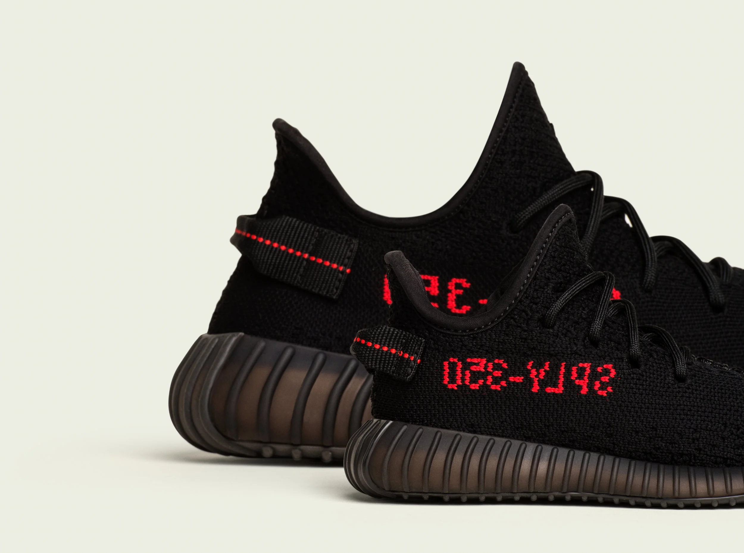 Yeezy_Black_Lateral_Right_Multi_4.jpg