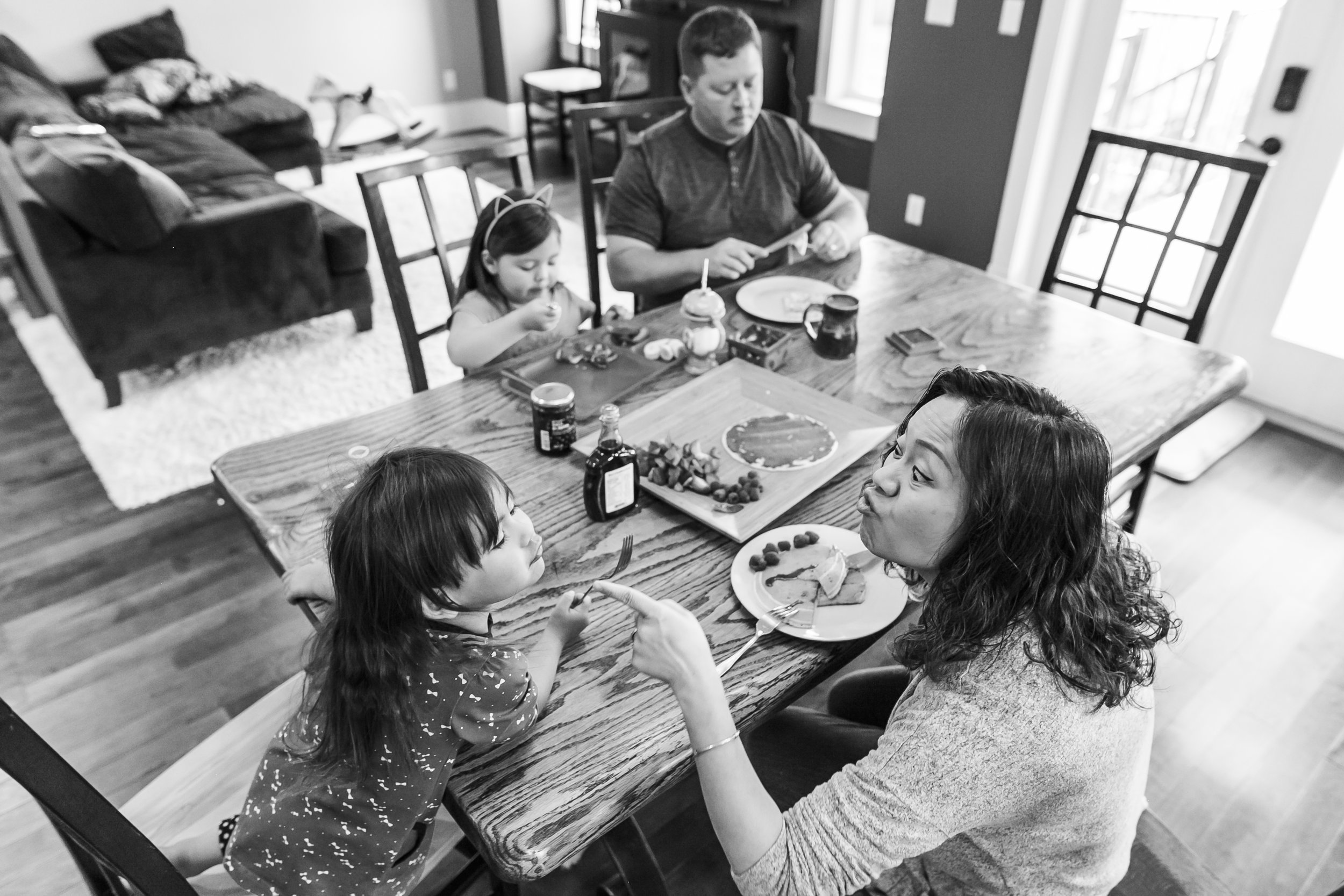 Surrey Family photographer. Vancouver family photographer, klutch Photography, documentary photography, candid photography, parents getting breakfast