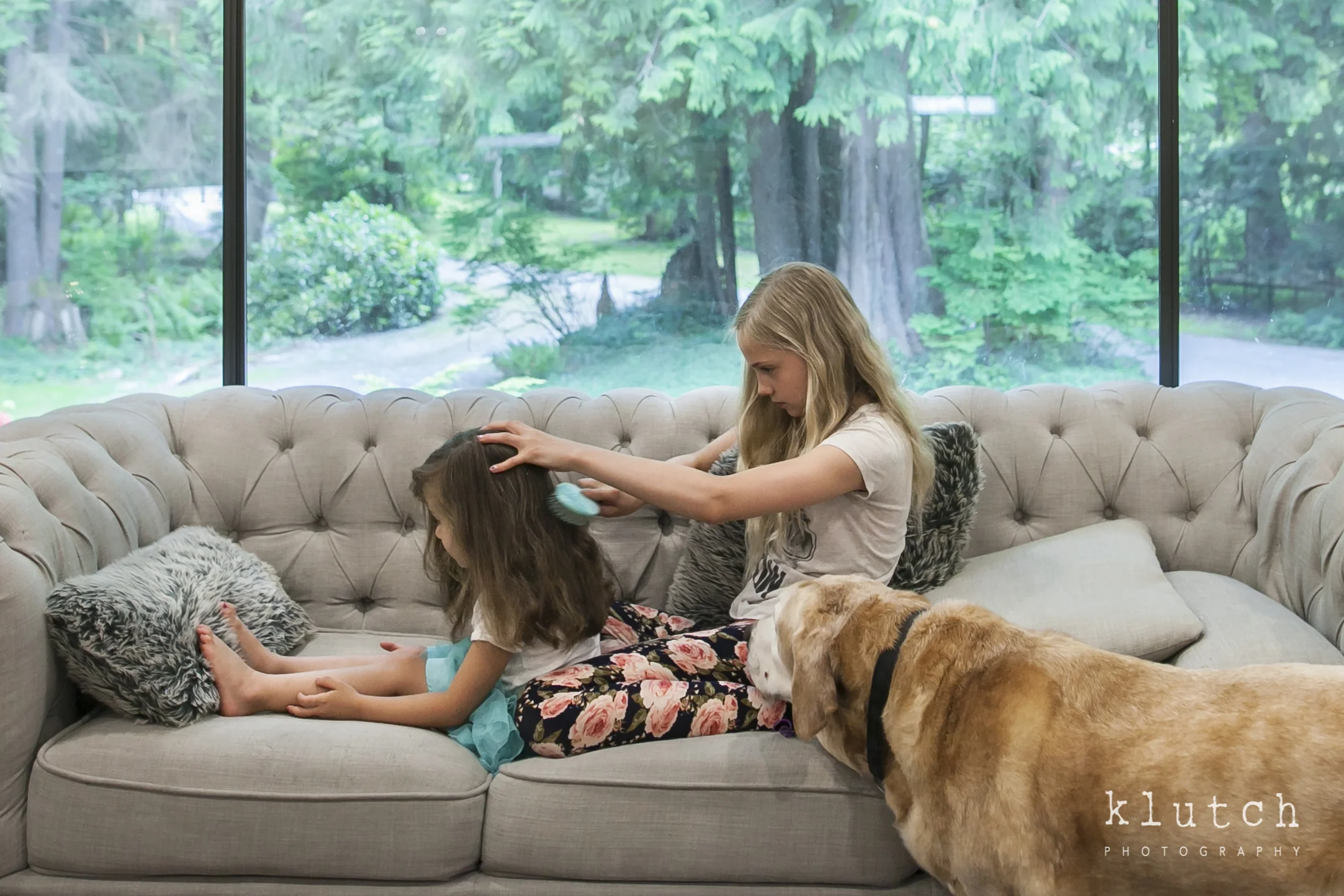 sisters combing hair-9794.jpg