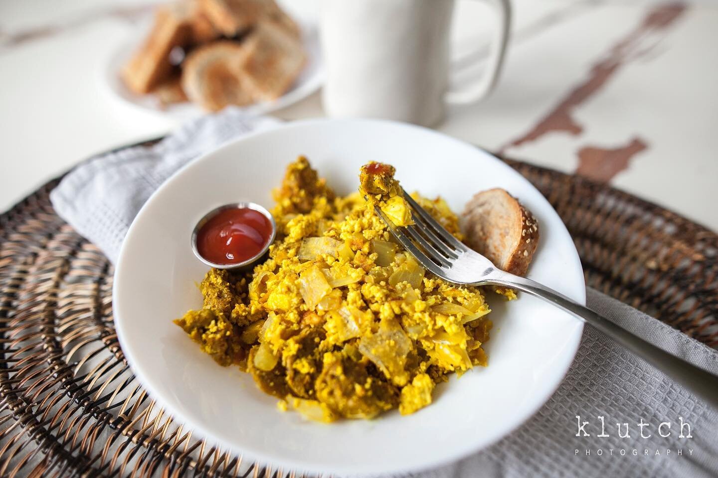 Tofu scamble with @beyondmeat sausages are a vegetarian people pleaser on lazy Sunday morning &hellip;and it&rsquo;s also actually vegan😜

Take an onion, chop it and add it to a vegan buttered skillet and fry for a minute.

Then take some firm tofu 