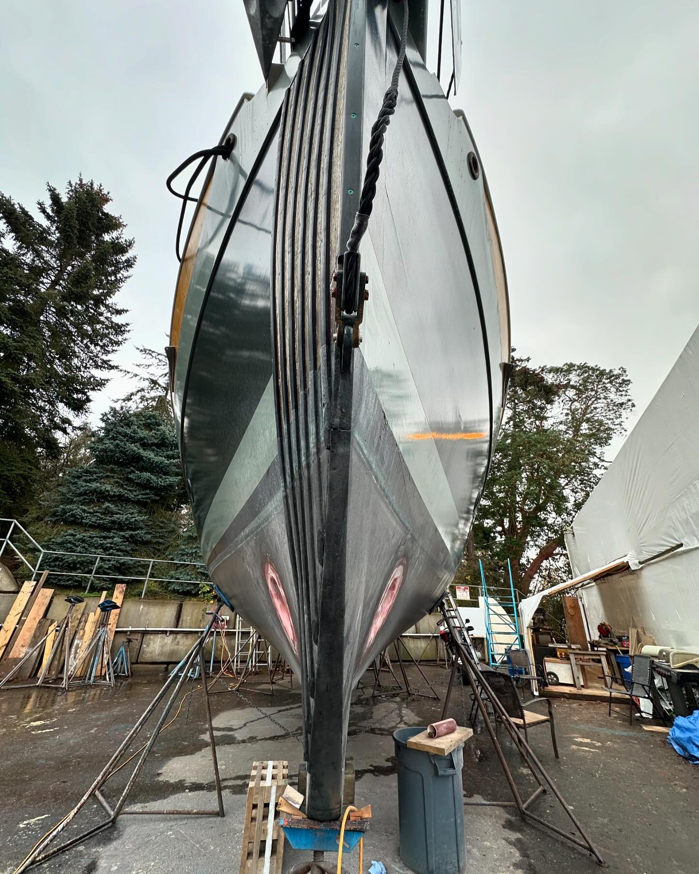 The mighty bow of Rainbear. Thruster installed.