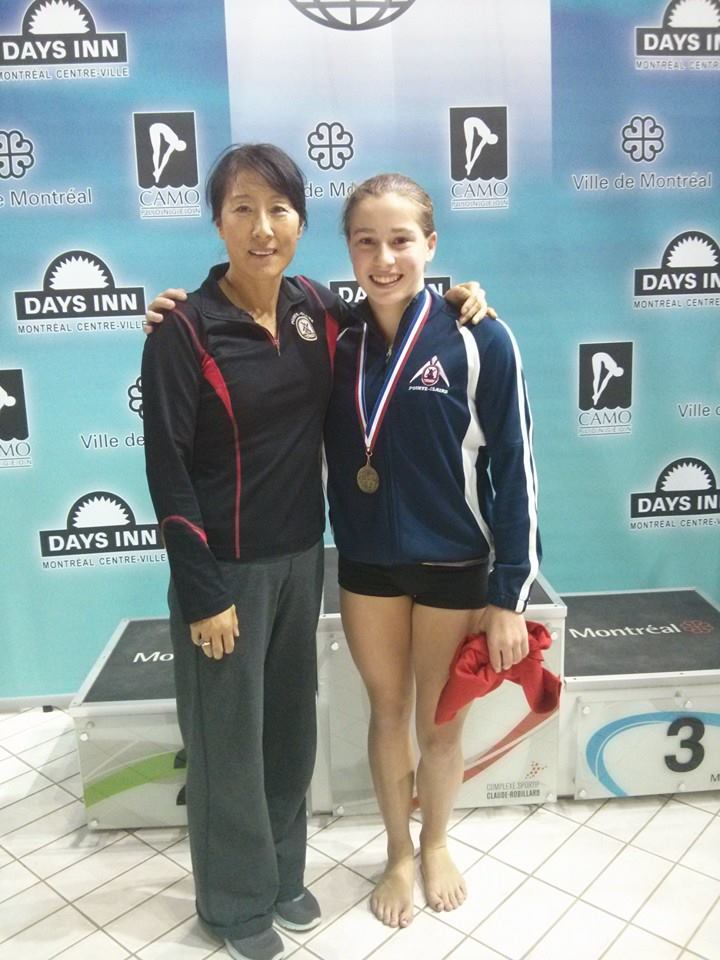 Mia Doucet-Vallée et l'entraîneure-chef du Club de plongeon Pointe-Claire, Yihua Li.