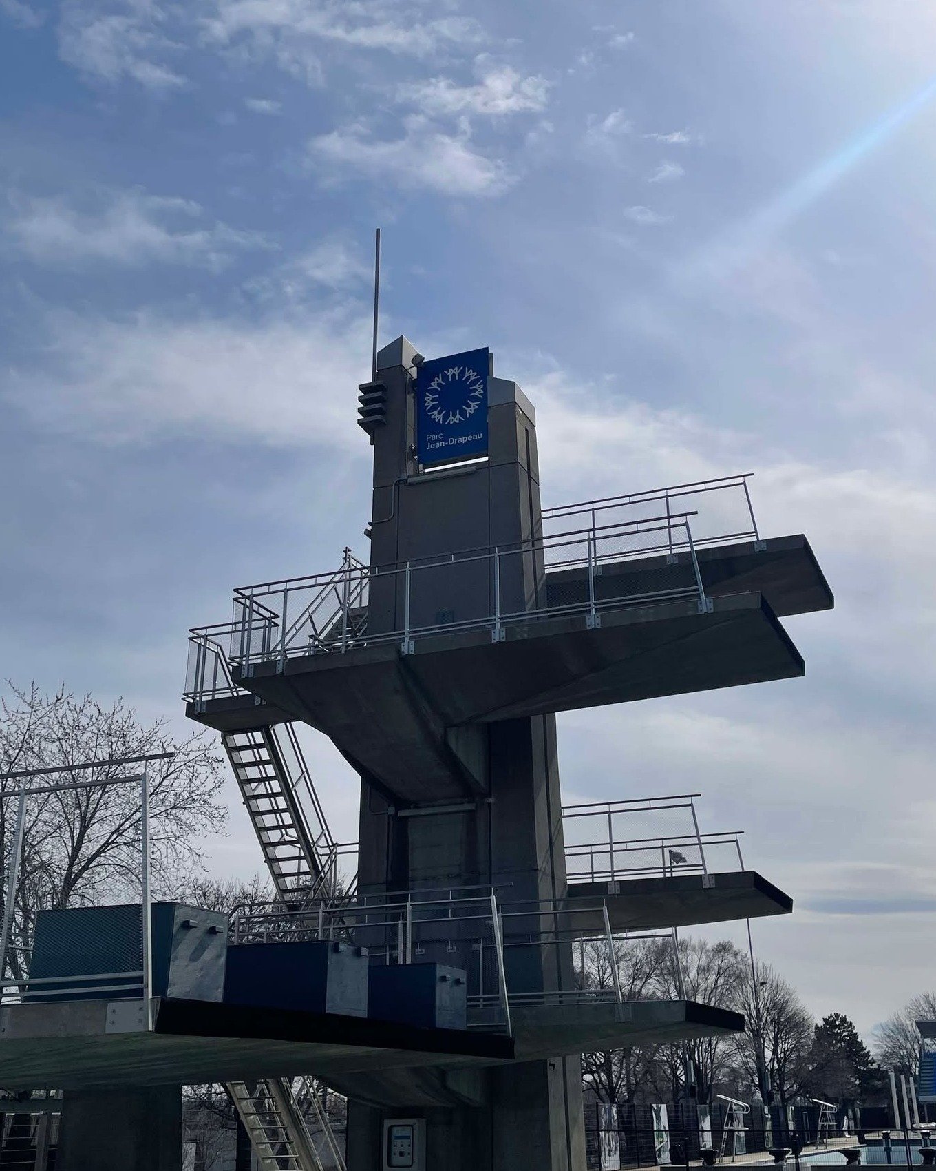On vous pr&eacute;pare tout un &eacute;v&eacute;nement ... 👀

L'&eacute;quipe de Plongeon Qu&eacute;bec est sur place pour le montage du site de la Super Finale Espoir Aquam 2025! @all_tides 

Merci &agrave; l'&eacute;quipe du @parcjeandrapeau de re
