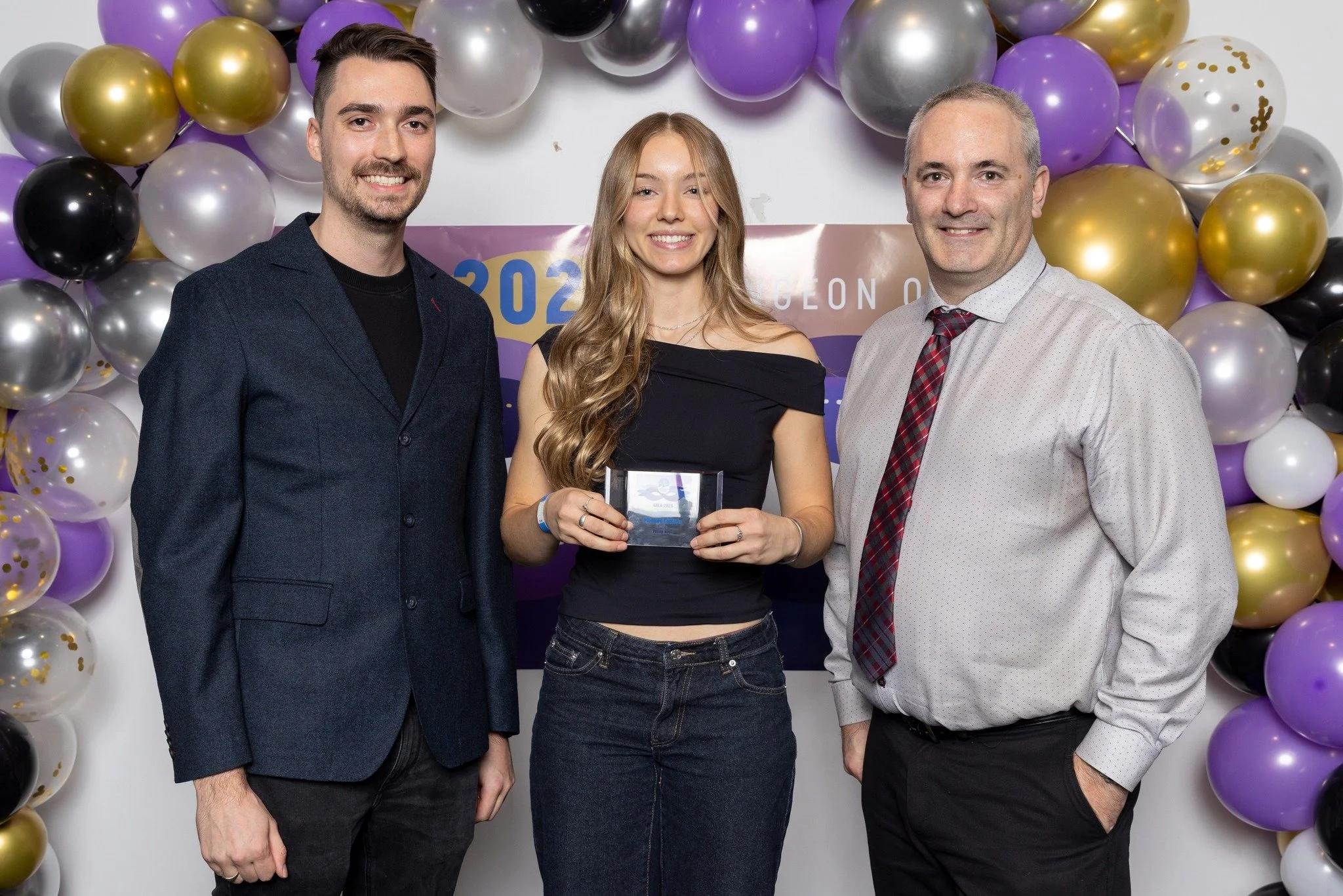 🎭 Sous les masques, l&rsquo;excellence brille ✨

Le Gala 2025 de Plongeon Qu&eacute;bec, tenu le 1er novembre sous le th&egrave;me &laquo; Bal masqu&eacute; &ndash; Halloween chic &raquo;, a r&eacute;uni toute la communaut&eacute; du plongeon pour u