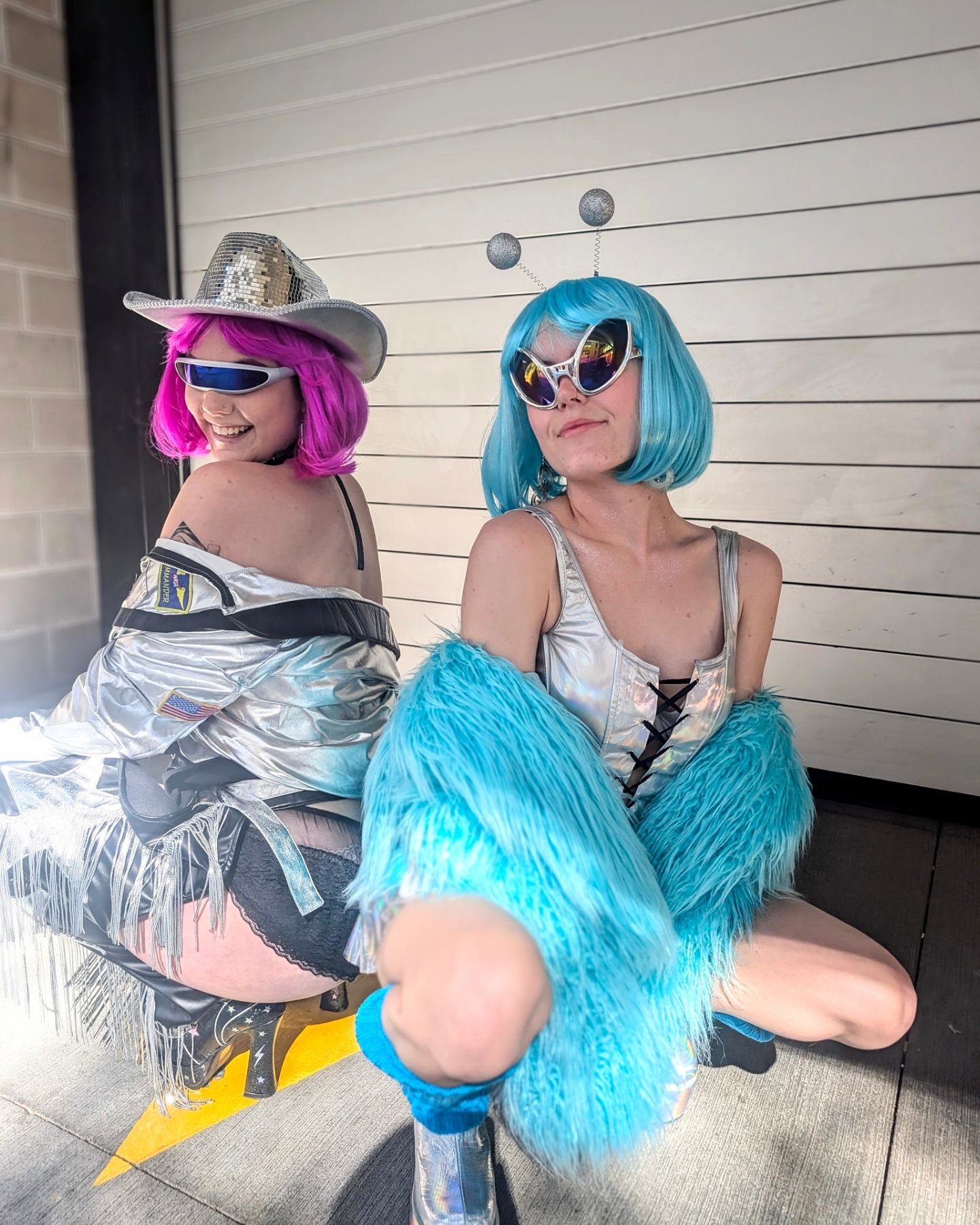 Feeling out of this world 👽🛸
.
.
.
.
.
.
#halloween #halloweeninspo #halloweenlife #halloweenstore #halloweenvibes #alien  #aliencostume #costumes #costumeideas #cosmiccowgirl #costumeinspo #costumestore #outofthisworld #beammeup #festivalfit #fest