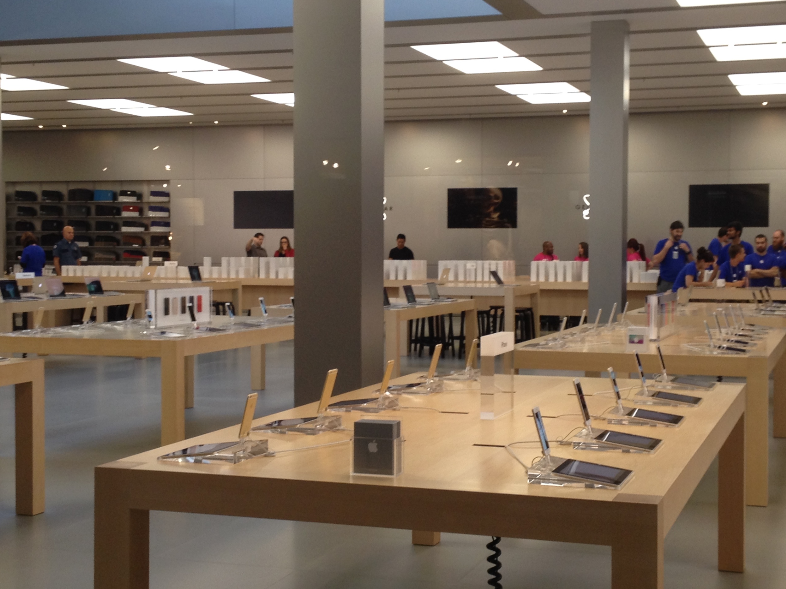 Being one of the largest Apple Stores in the Pacific Northwest (if not the largest), the Bellevue Store location was well-stocked with iPhone 6s for walk-in customers. Even with hundreds in line, those at the end were reassured by employees that they would get an iPhone.