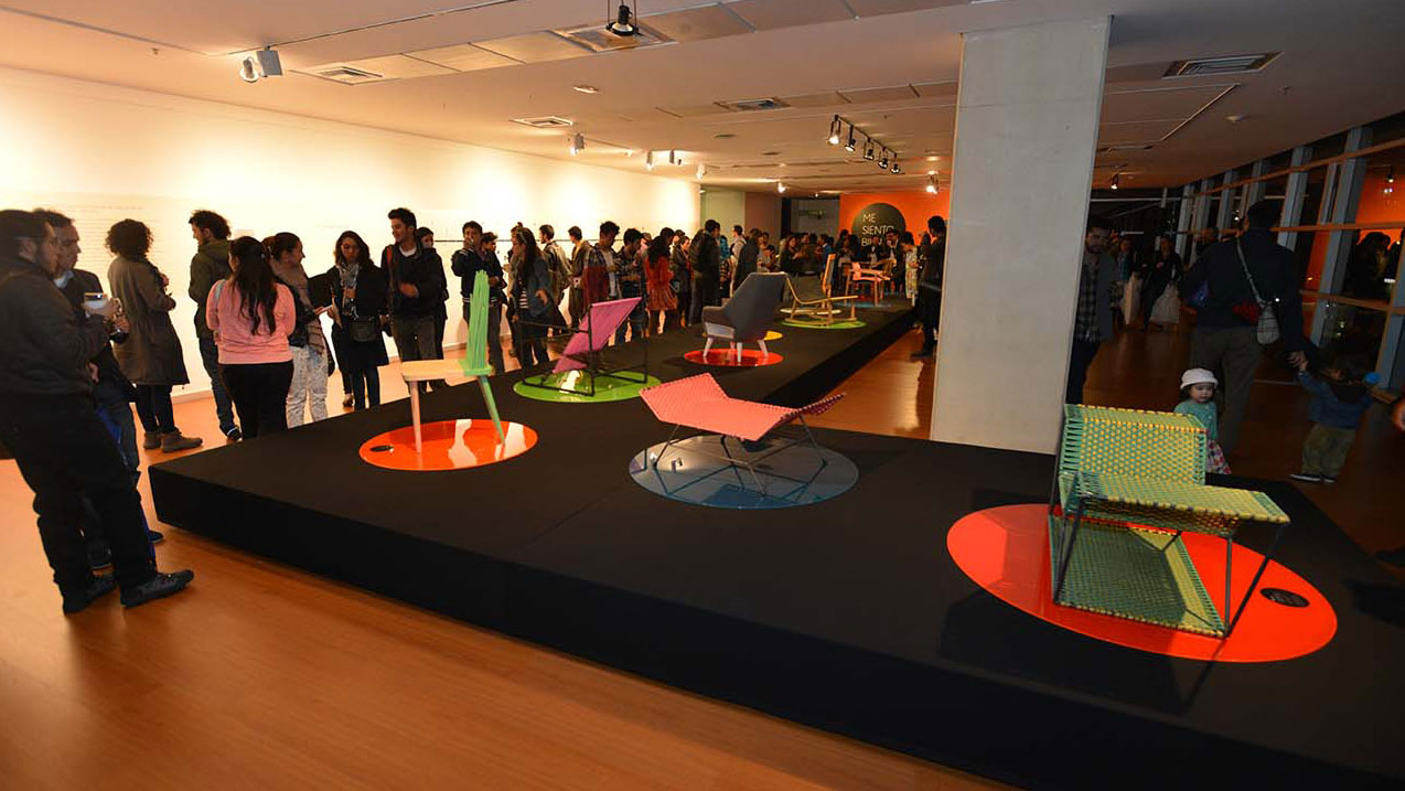 Me Siento Bien: una exposición de sillas