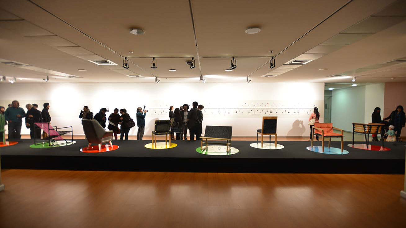 Me Siento Bien: una exposición de sillas