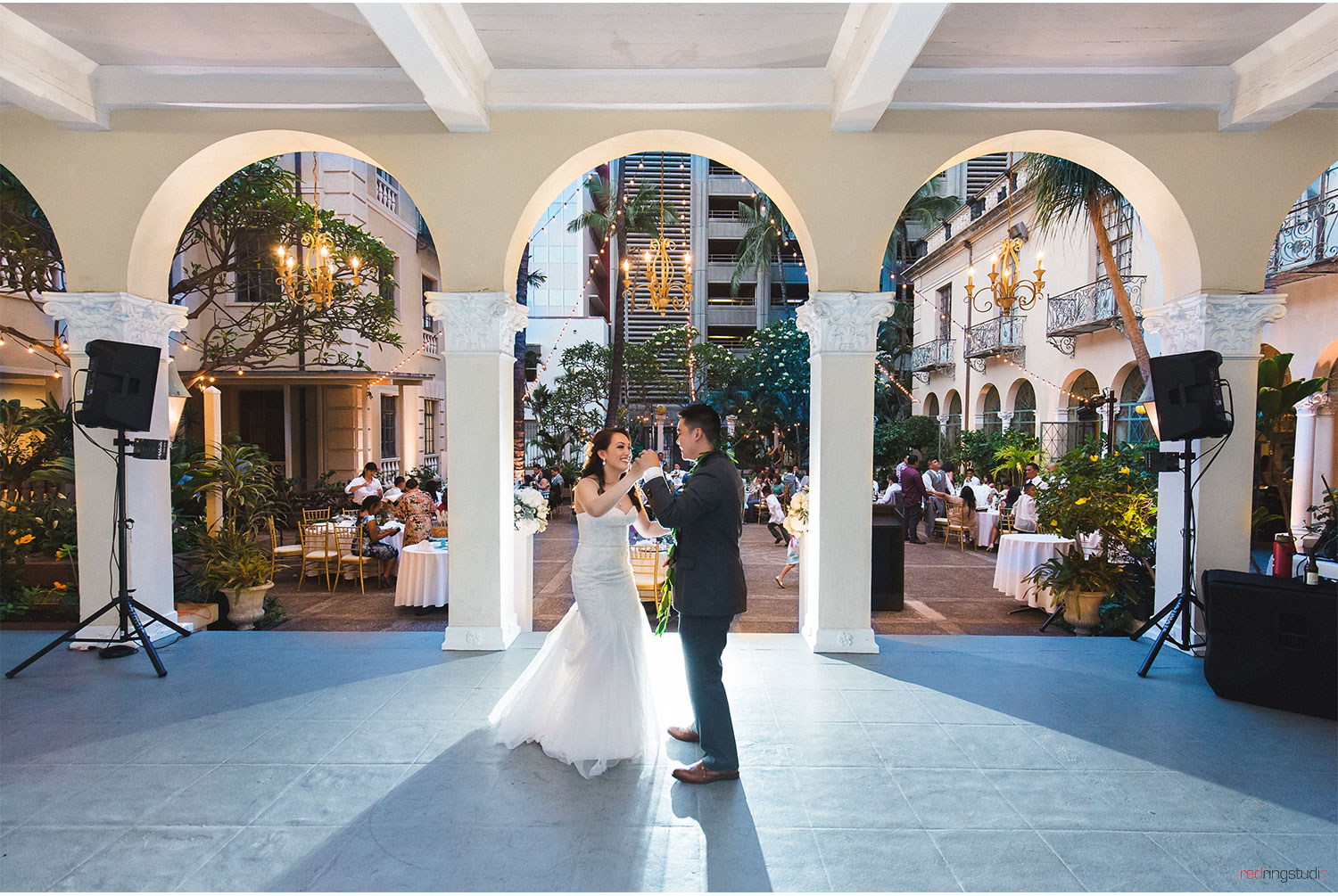 Alyssa_+_Patrick_16.Reception-First-Dance.Cafe-Julia.jpg