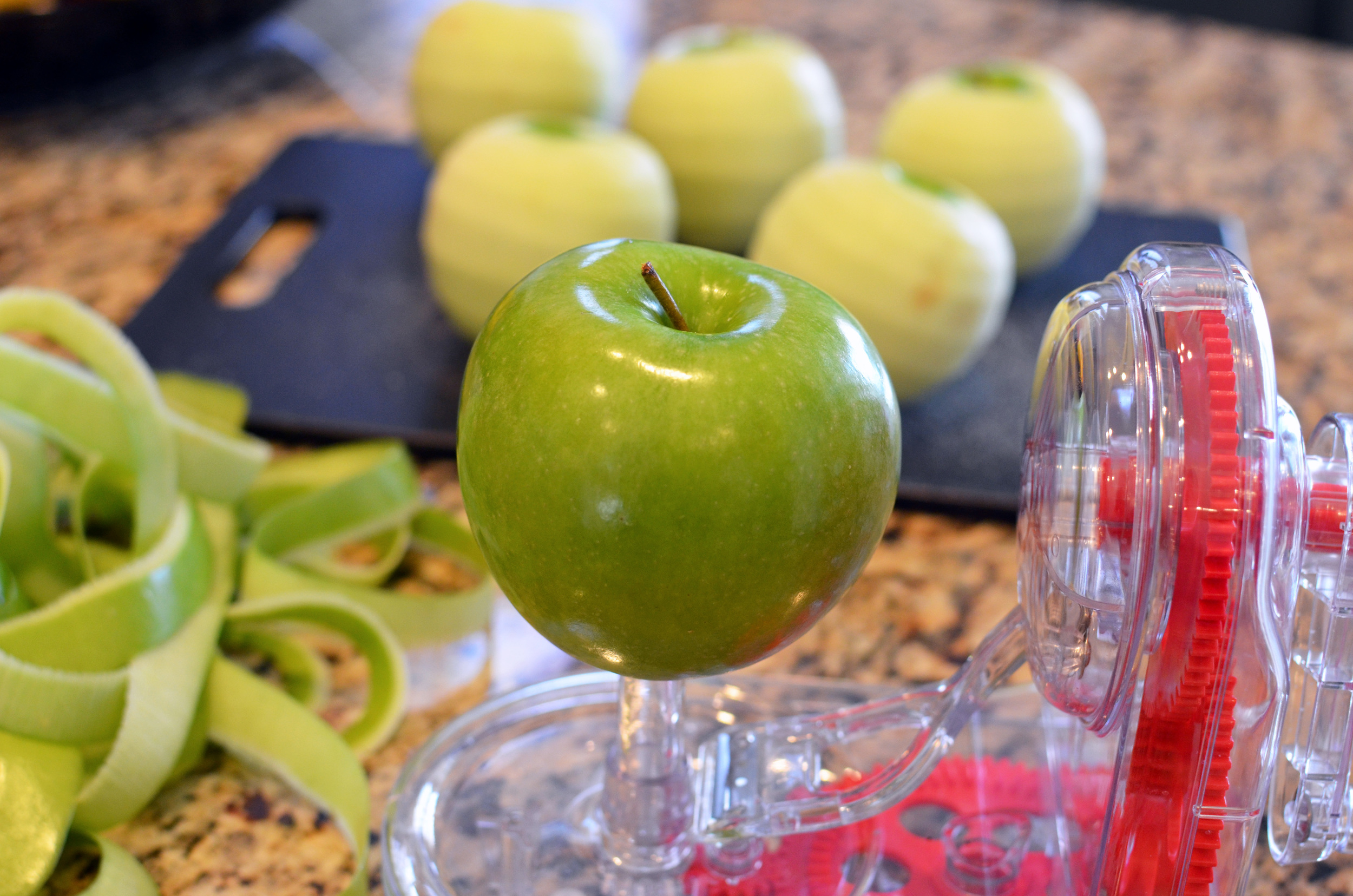 Place an apple on the gadget and turn the hand crank.