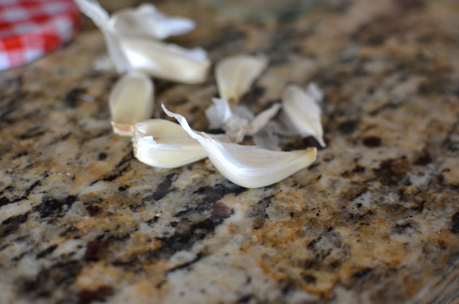 Kitchen hack the easiest way to peel garlic butteryum a tasty