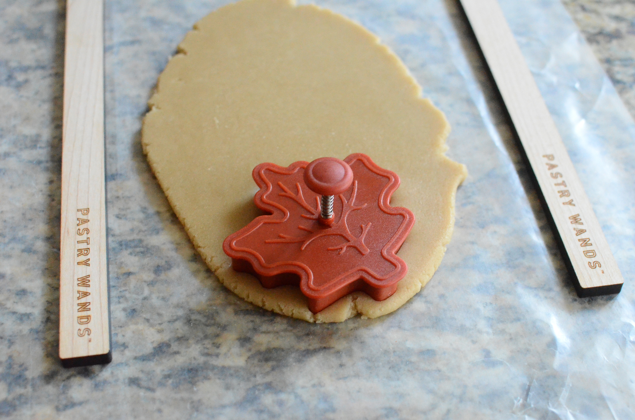 maple leaf cookie recipe and tutorial - lots of how-to photos - thanksgiving cookies - thanksgiving desserts