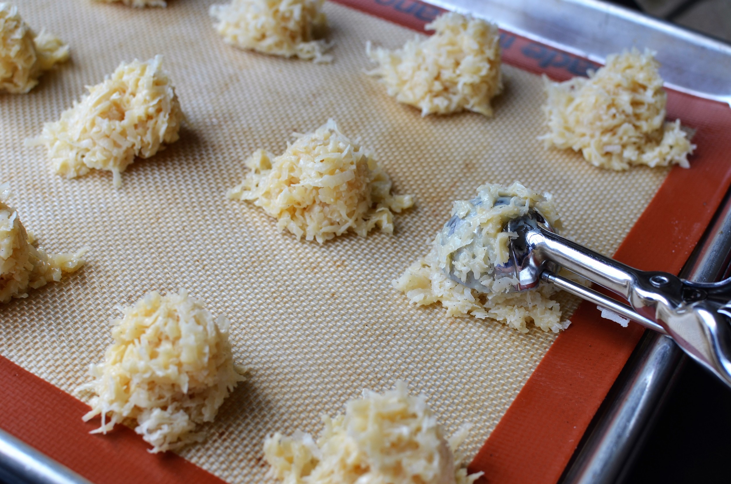 how to make coconut macaroons with chocolate drizzle - step by step photos and recipe