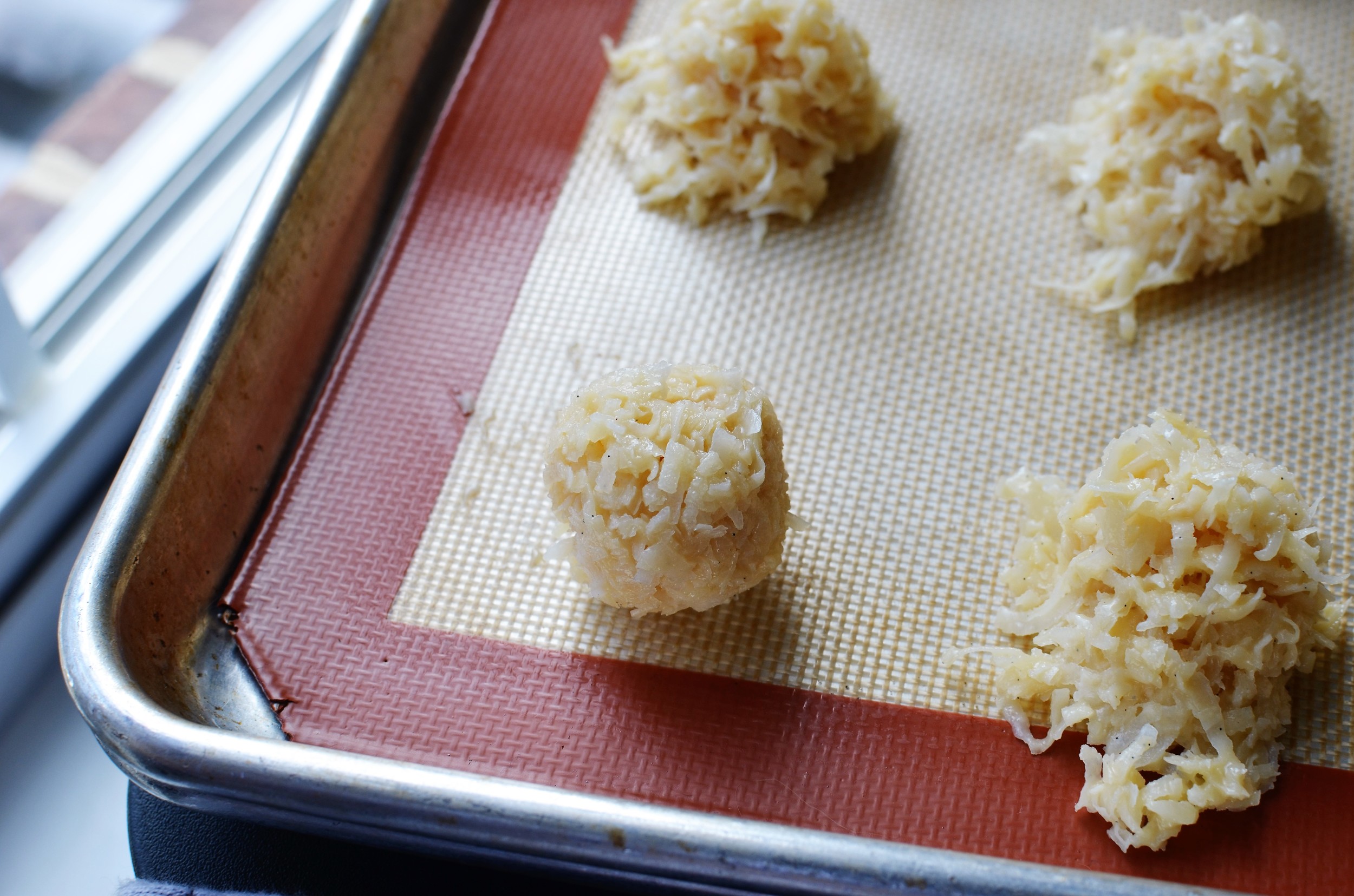 how to make coconut macaroons with chocolate drizzle - step by step photos and recipe