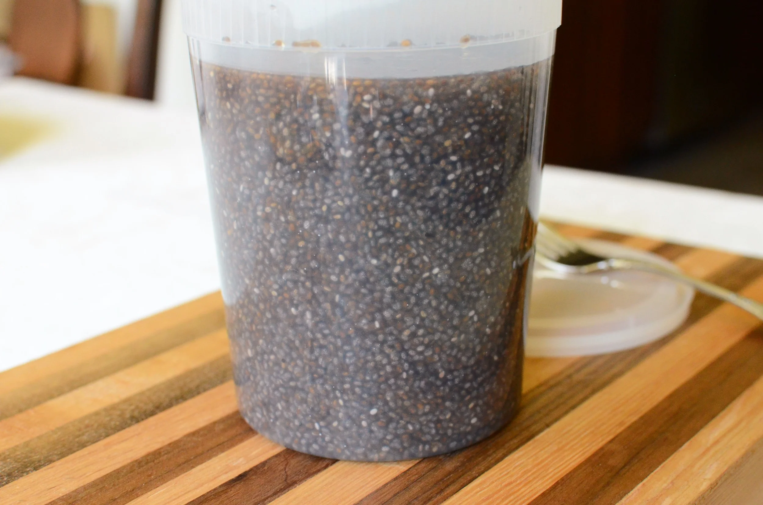 Вода с чиа и лимоном. Вода с семенами чиа и лимоном. Семена чиа в жидкости. Семена чиа с водой. Семена чиа замоченные.