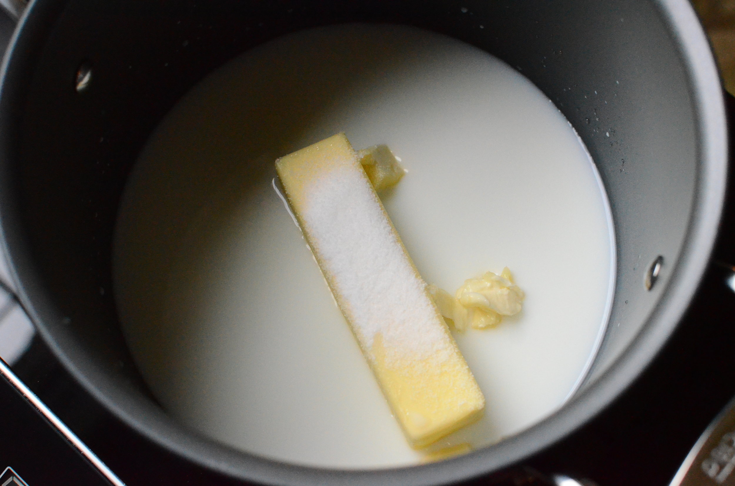 Масло в горячую воду сливочное. Сливочное масло в воде фото.