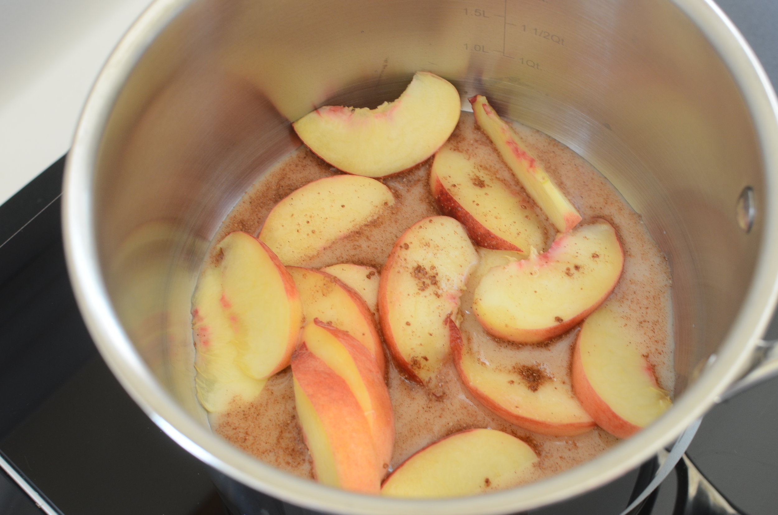 recipe for peach sauce, ice cream, pancakes, peach syrup, recipe and photos.