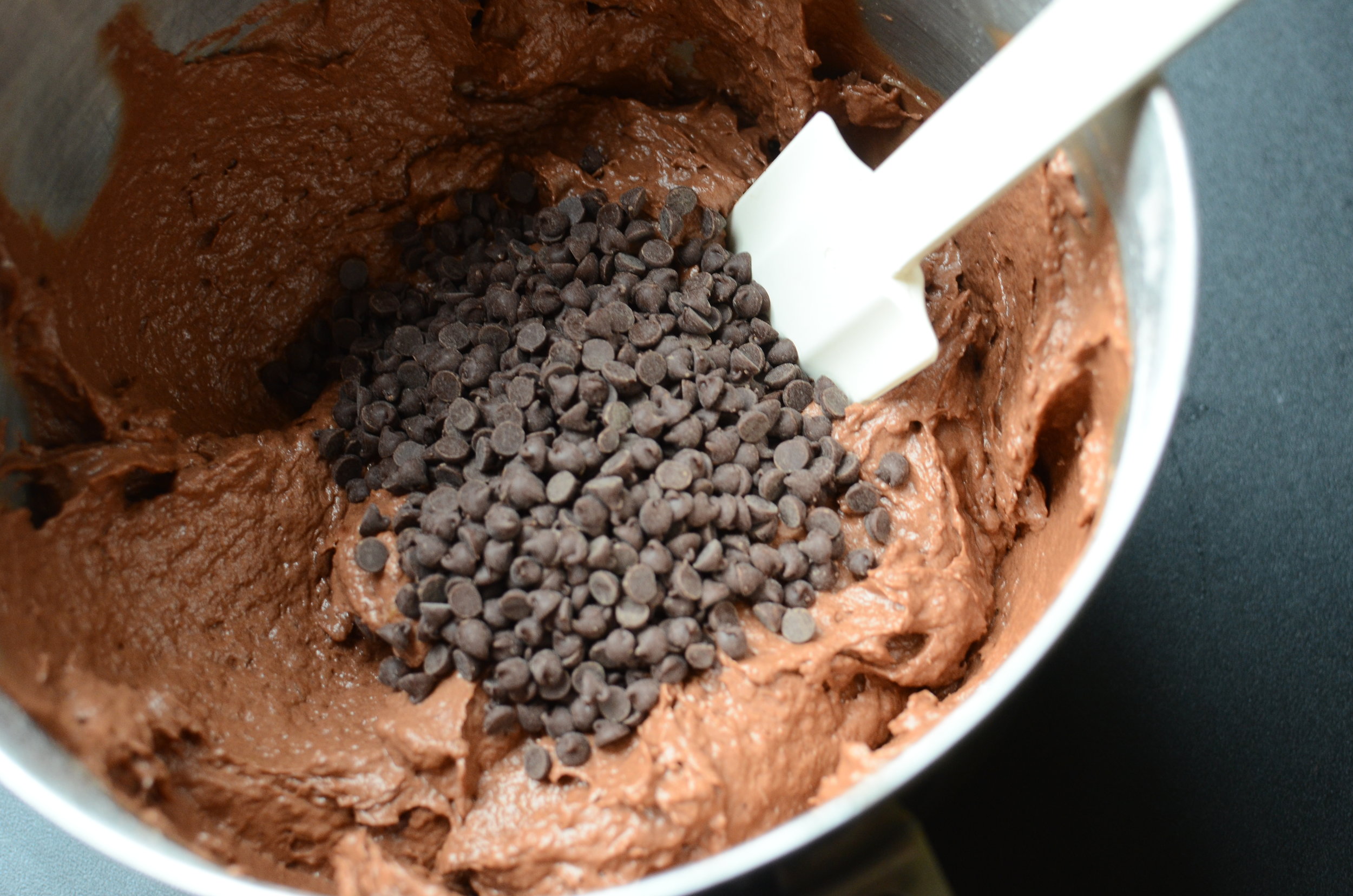 chocolate muffins with mini chocolate chips - recipe and how-to photos - ButterYum