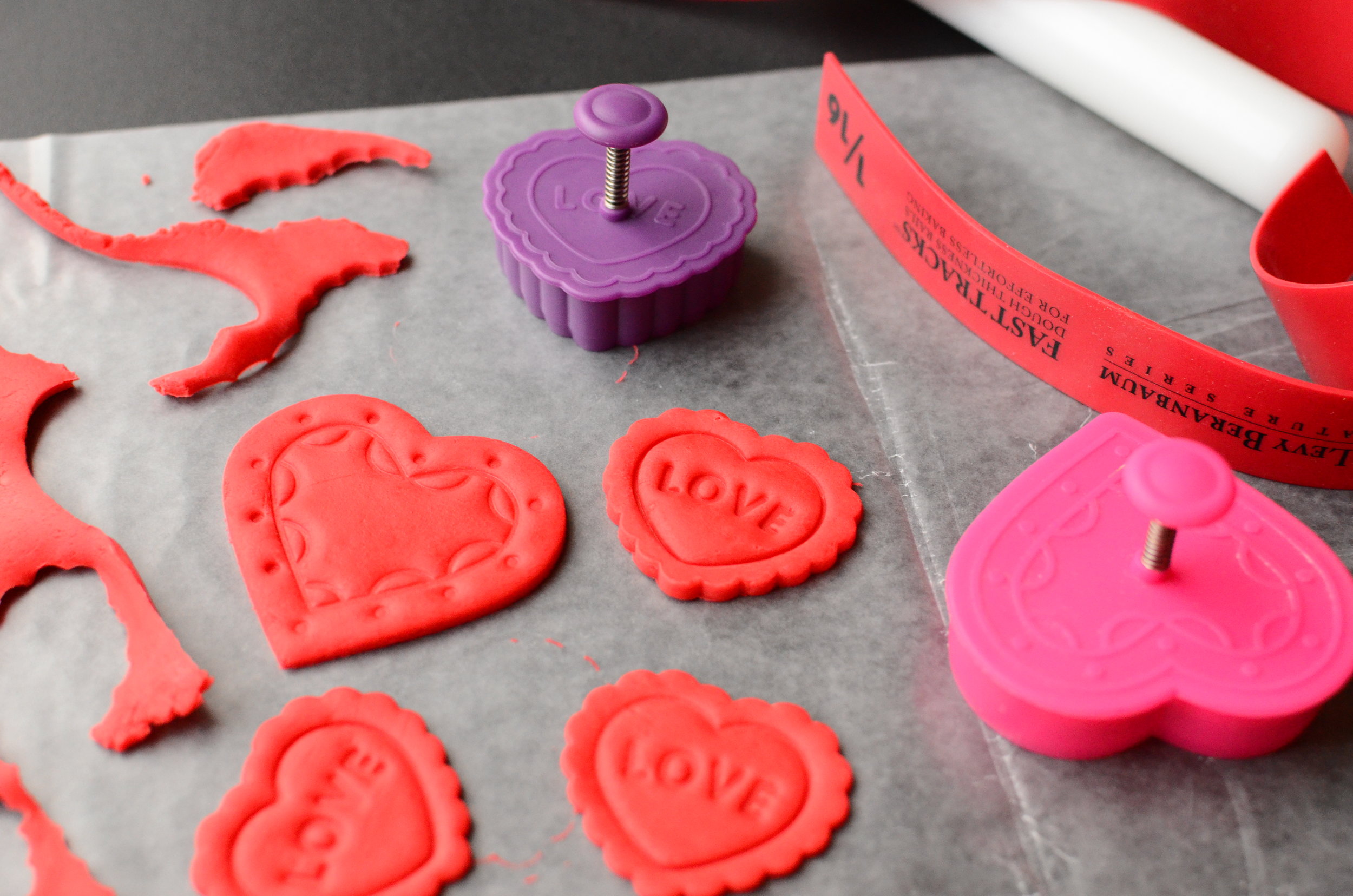 How to decorate cookies with fondant