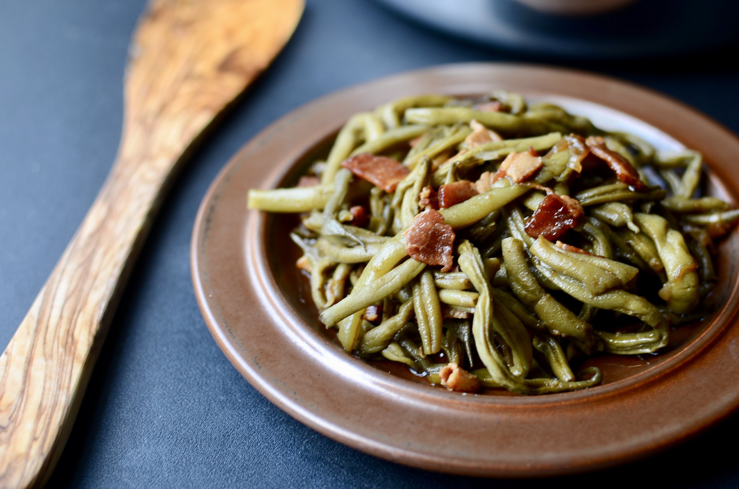 ButterYum - Southern Green Bean Recipe. How to make southern green beans with bacon and onions. low and slow green beans. southern-style green beans with bacon recipe.