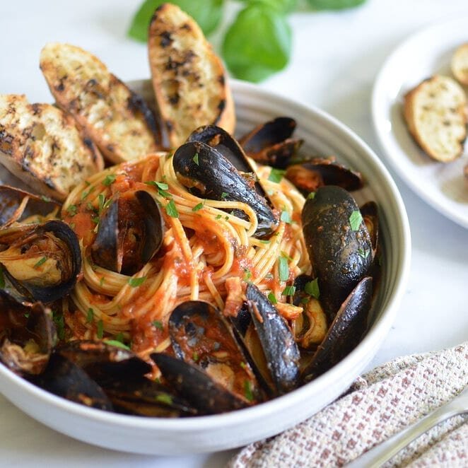 Mussels in Spicy Tomato Sauce #butteryum https://www.butteryum.org/blog/mussels-in-spicy-tomato-sauce