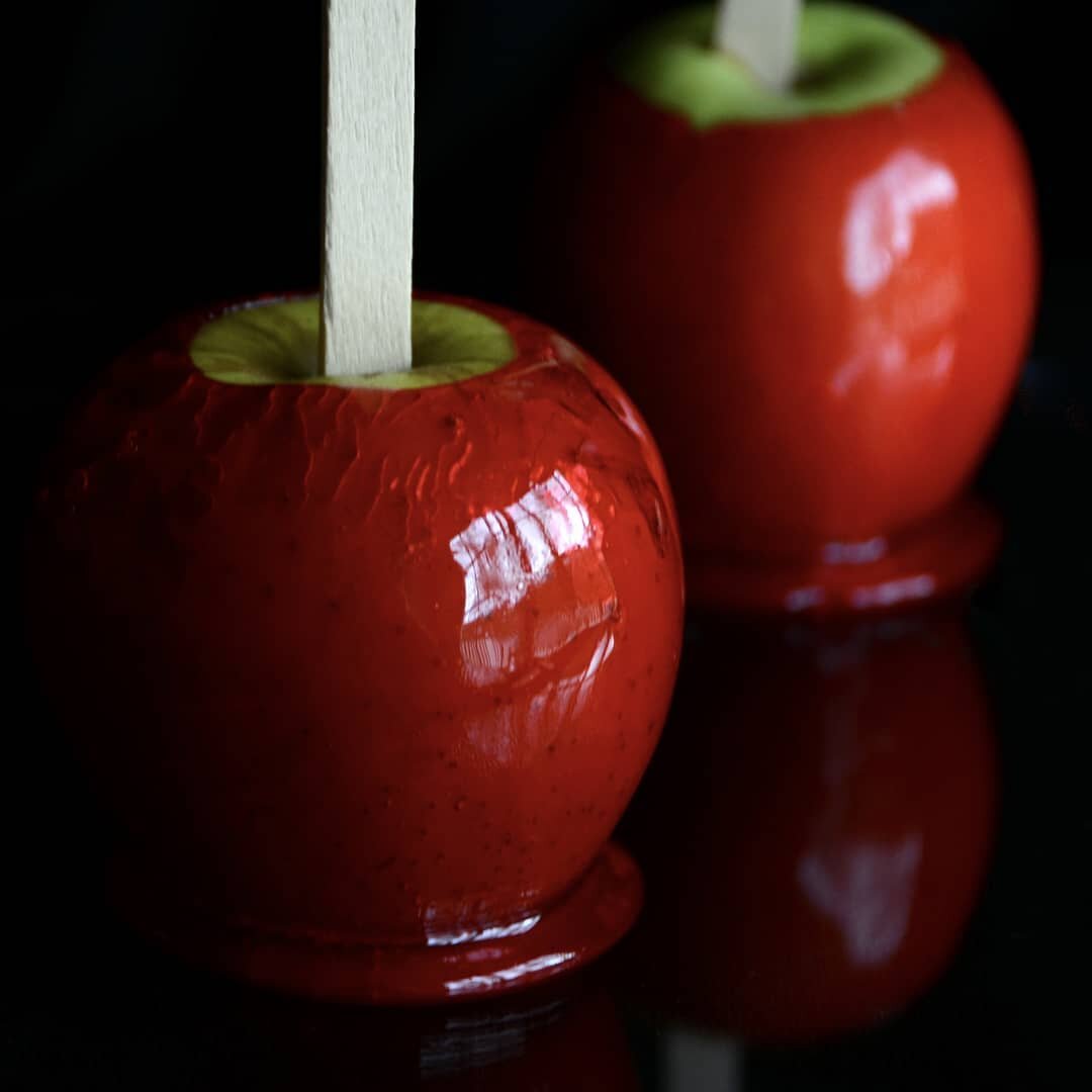 #candyapples #halloweenfood #halloweenpartyfood #HalloweenTreats #redcandyapples  #greenapples #fallpartyfood #fallparty #autumnfood #autumnfoods #shinyfood #candycoated