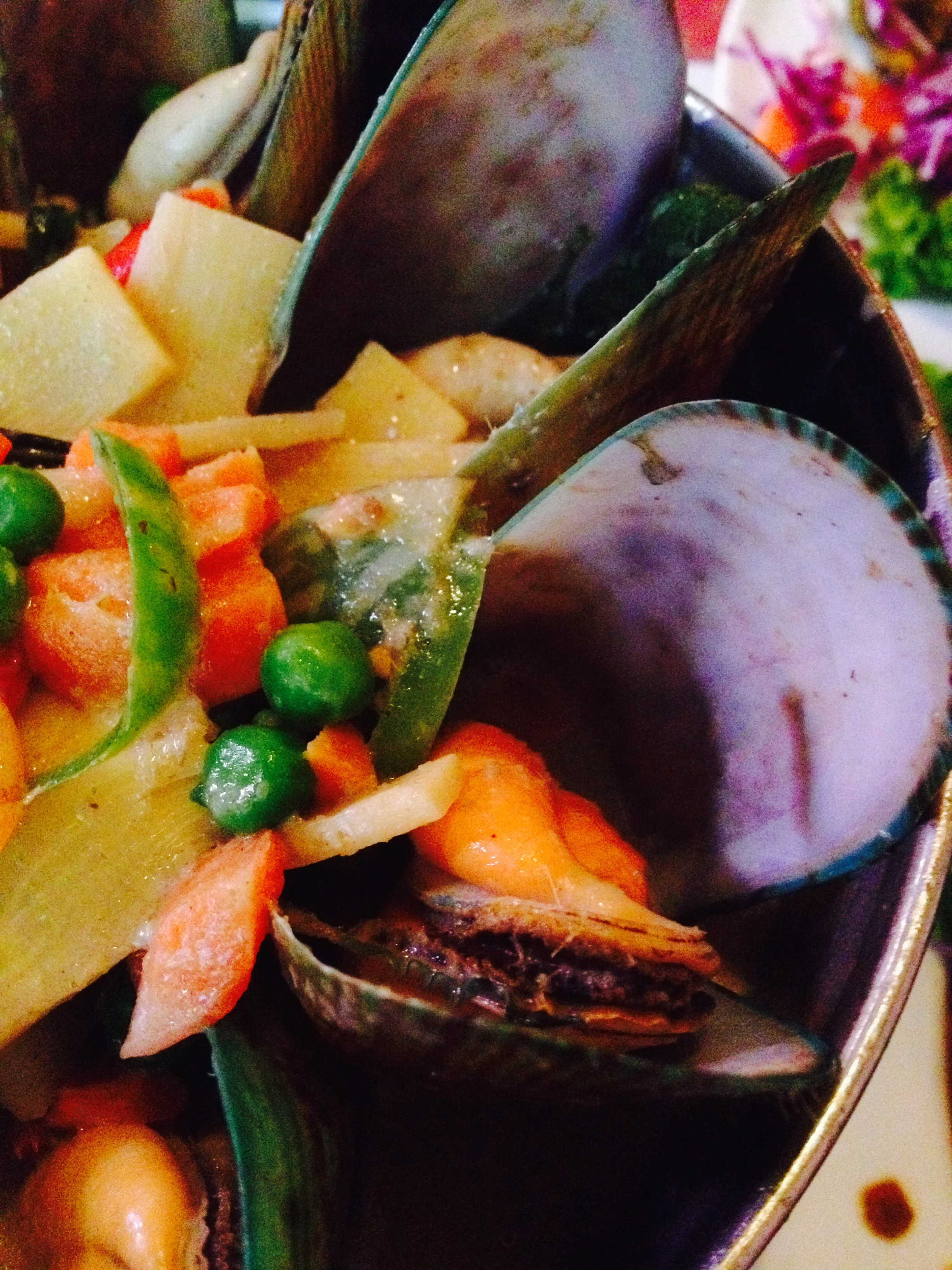 Fresh green New Zealand mussels in a native green curry sauce.