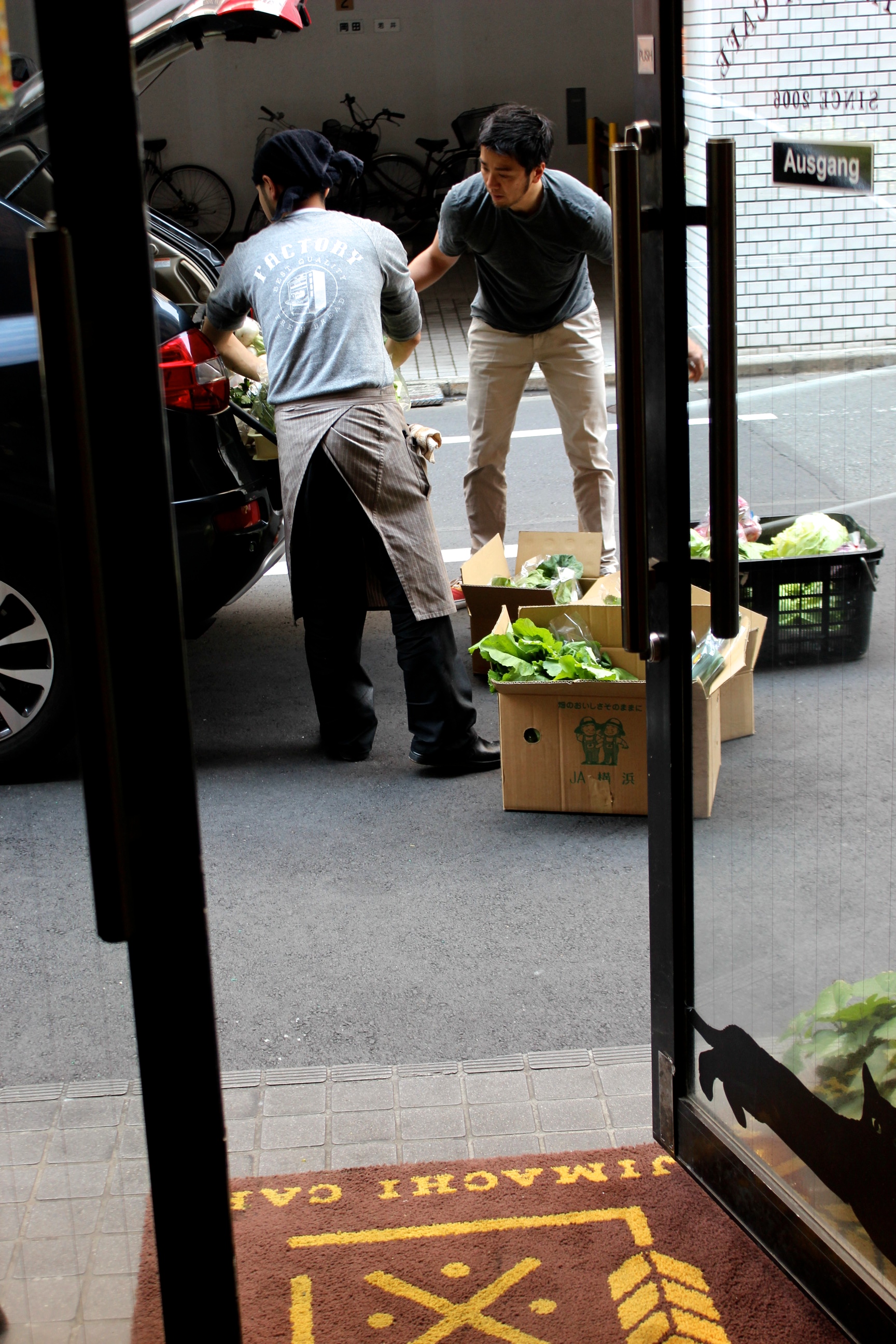 キッチンからも料理人がやってきて、今日の収穫を物色。
