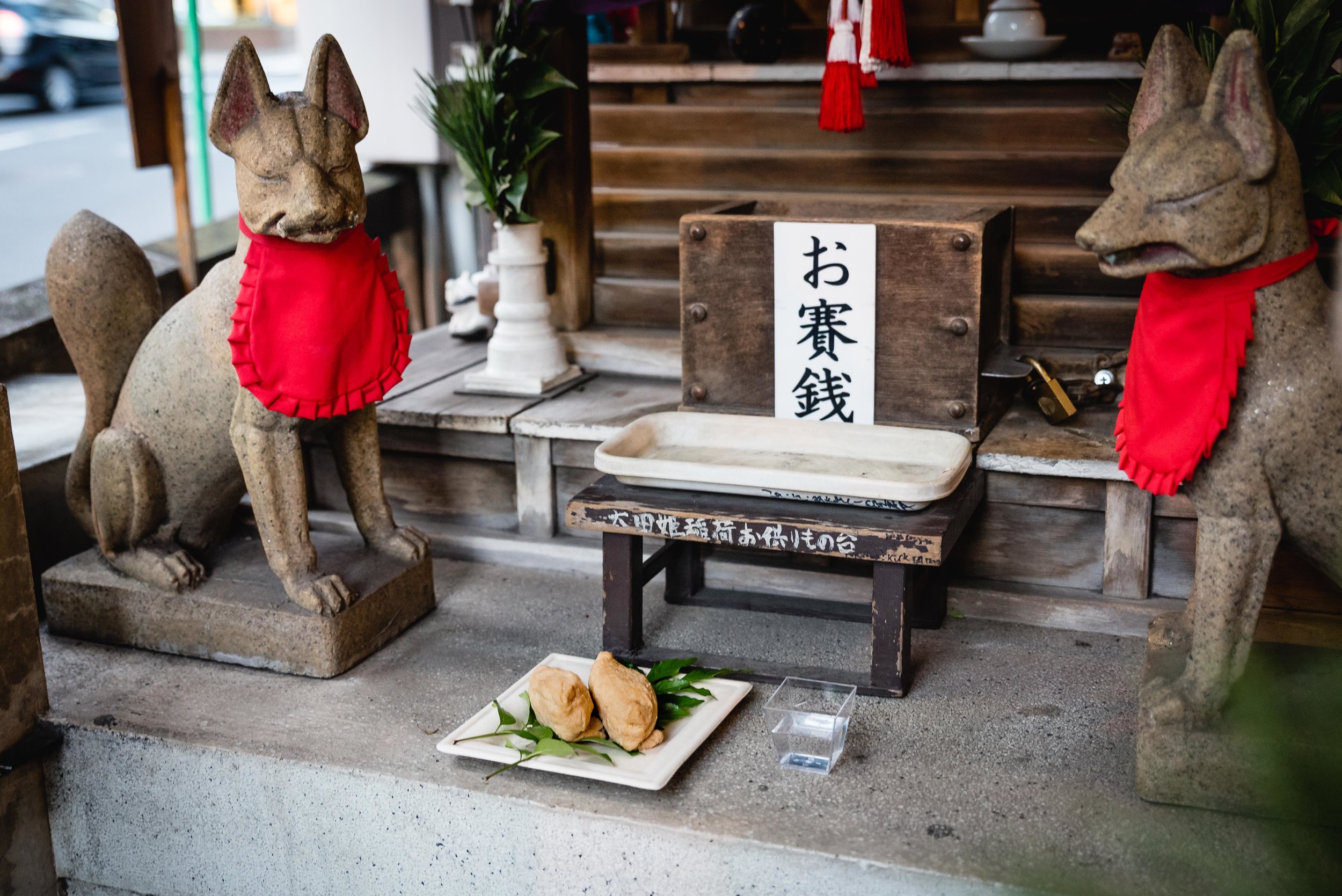 麹町カフェ に隣接する稲荷神社に自家製のいなり寿司と日本酒をお供えするのが毎年恒例の行事